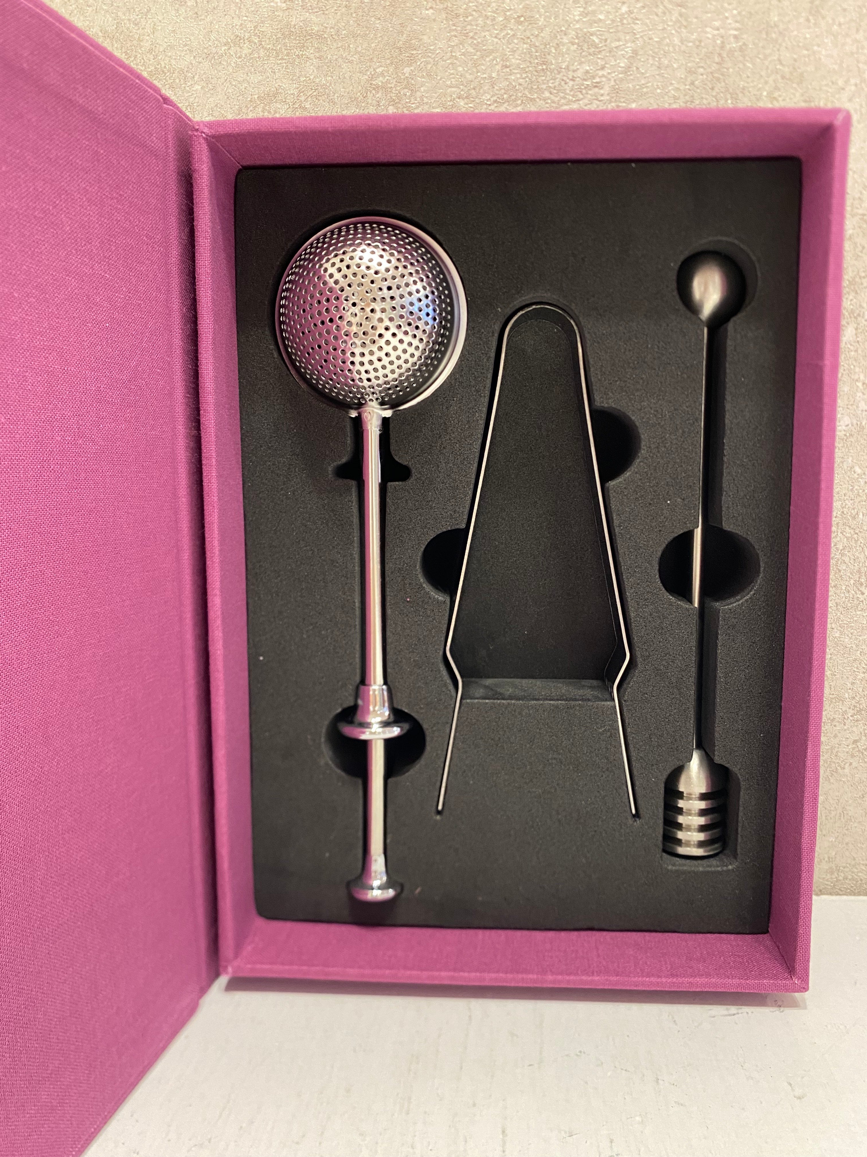 TEA scatola con utensili