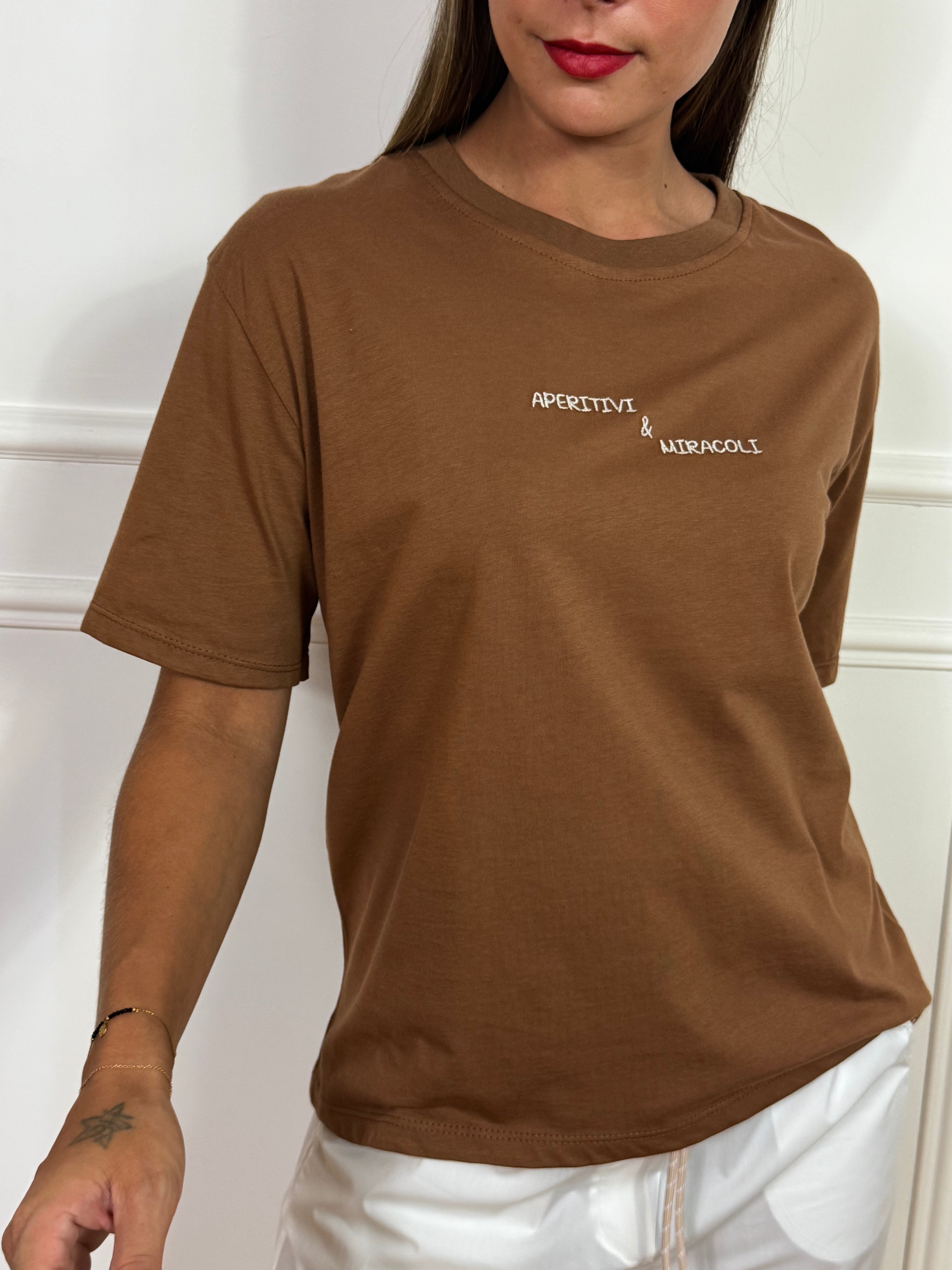 T-shirt You Decide con scritta ricamo APERITIVI E MIRACOLI - TABACCO
