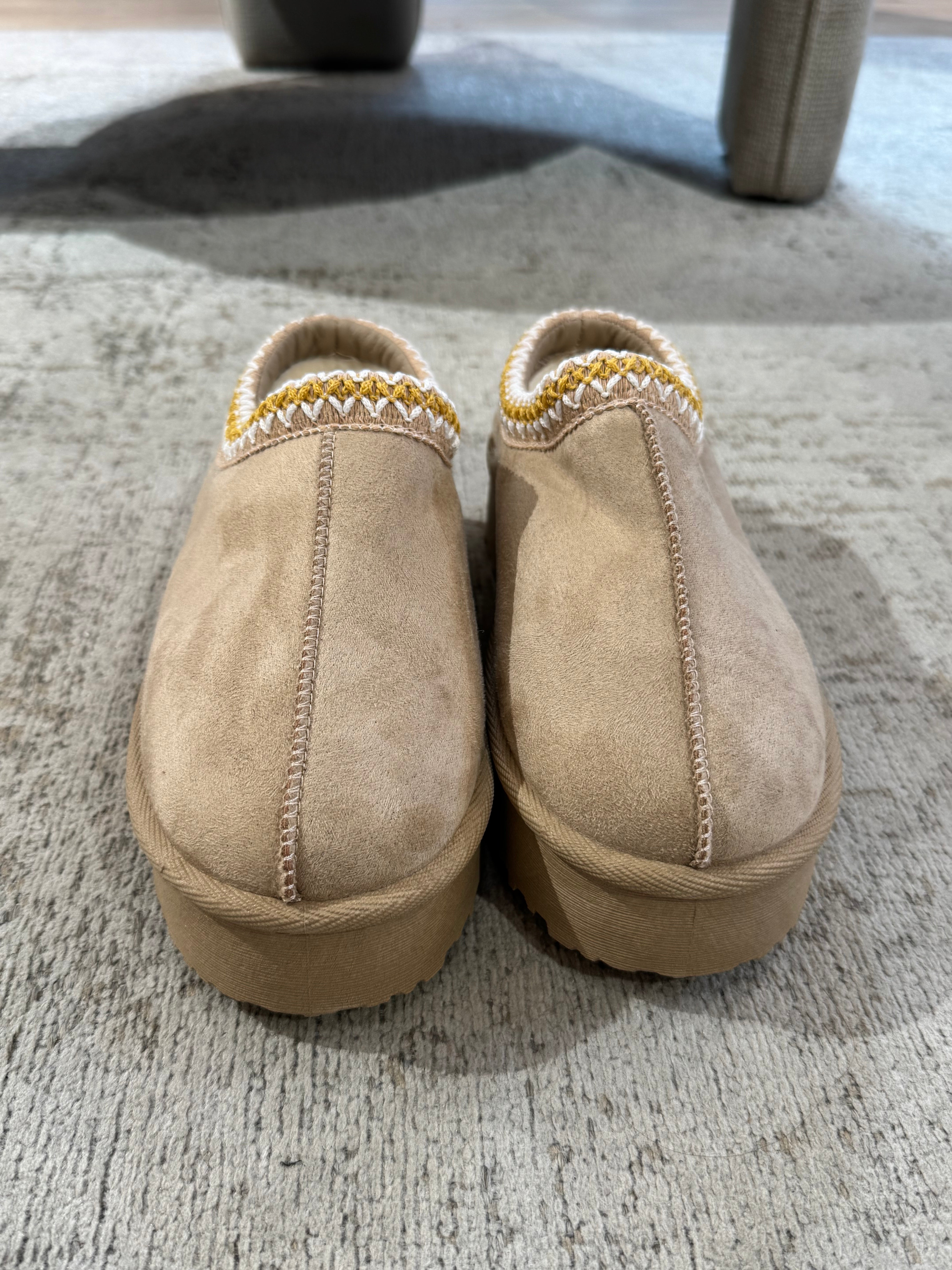 Ciabatta sabot con ecopelo con orlo ricamato