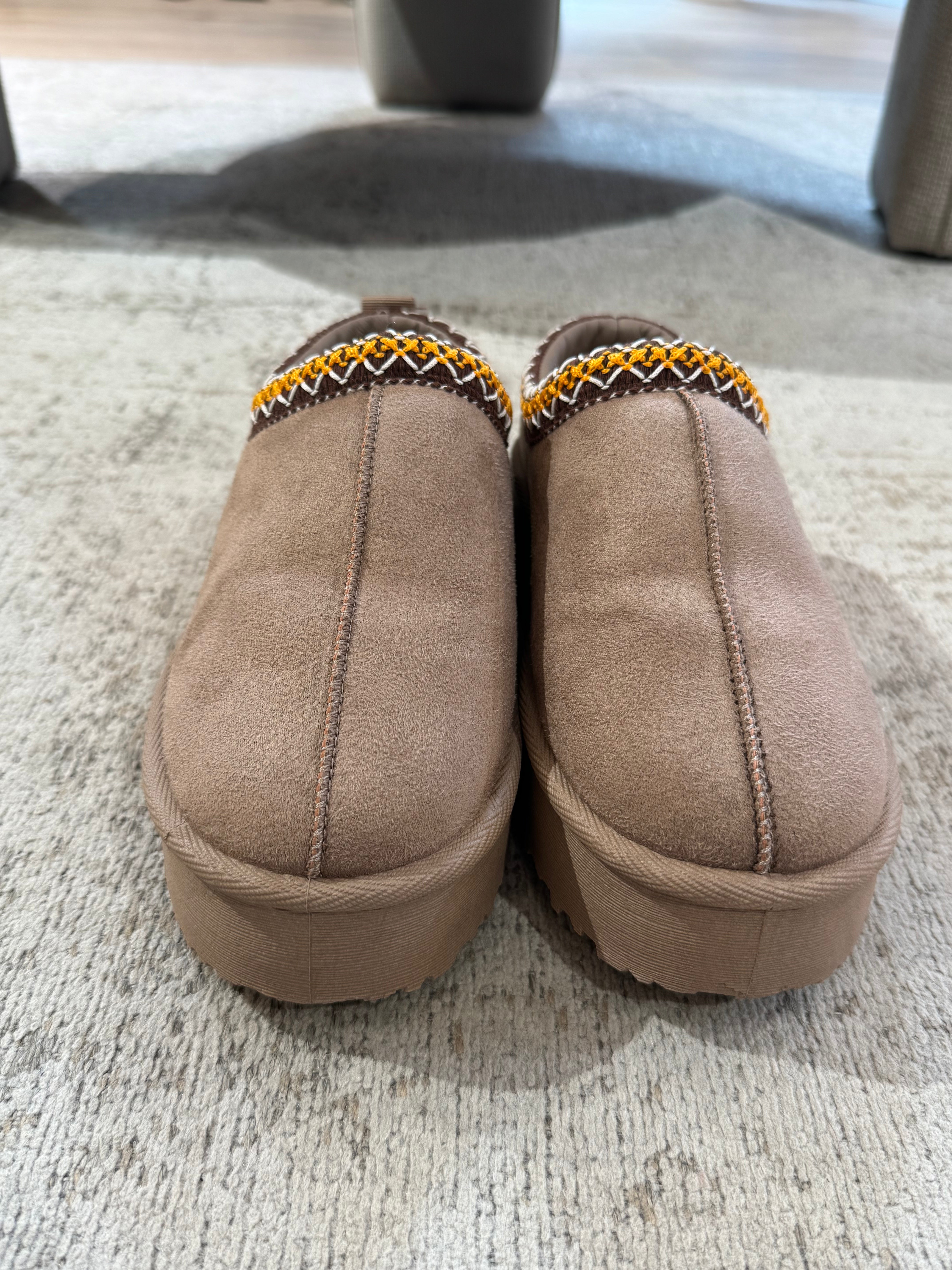 Ciabatta sabot con ecopelo con orlo ricamato