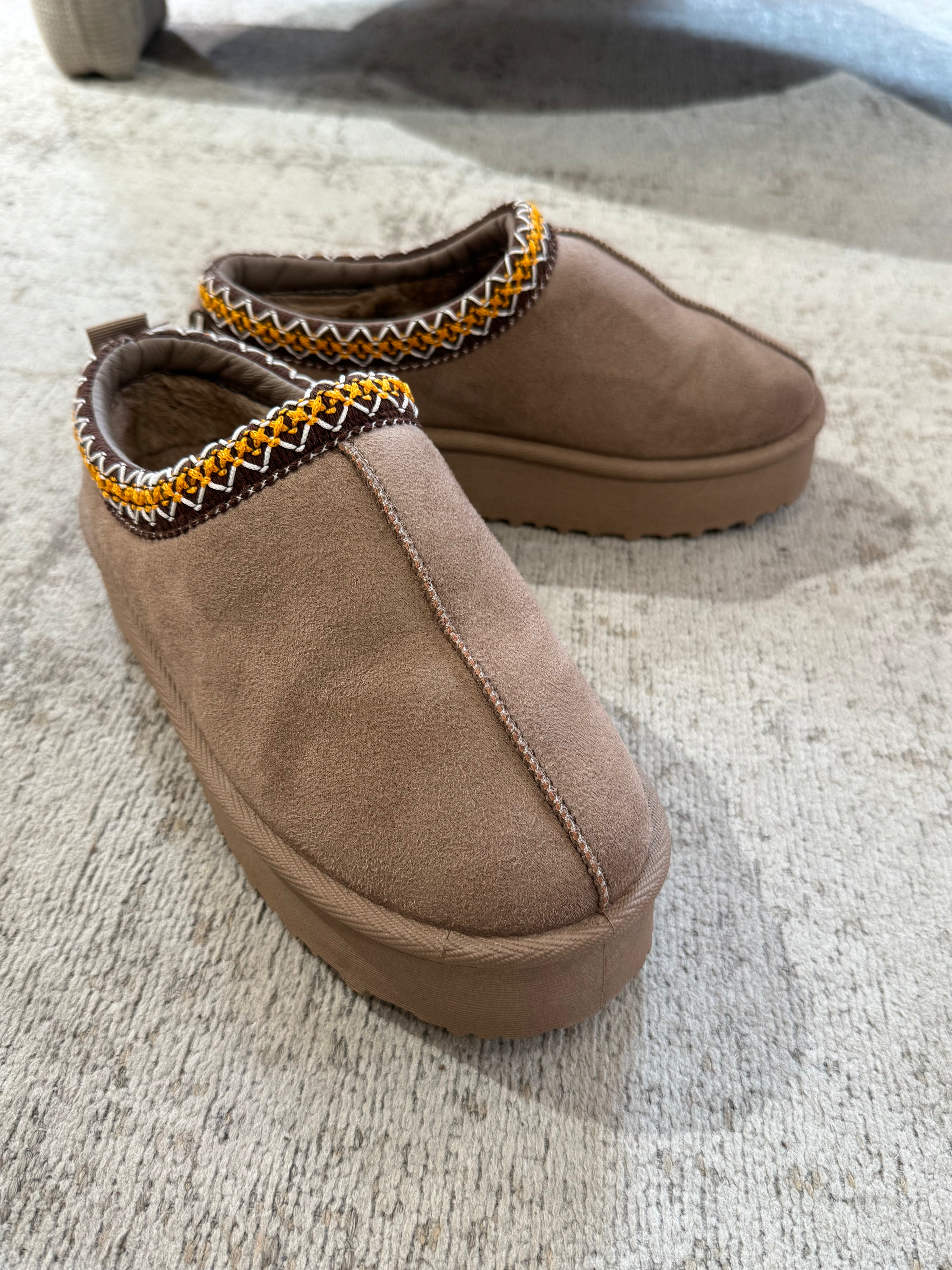 Ciabatta sabot con ecopelo con orlo ricamato