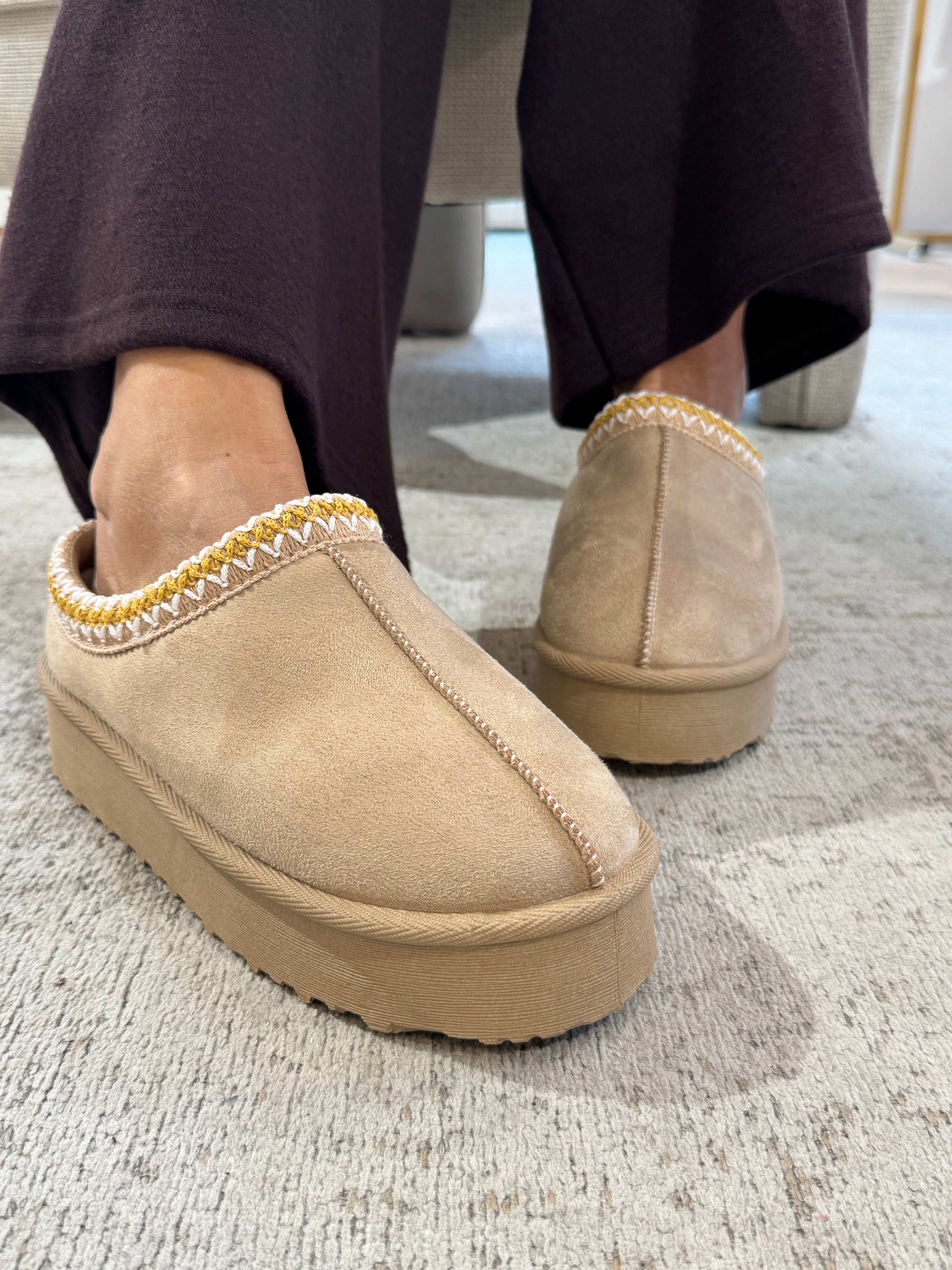 Ciabatta sabot con ecopelo con orlo ricamato