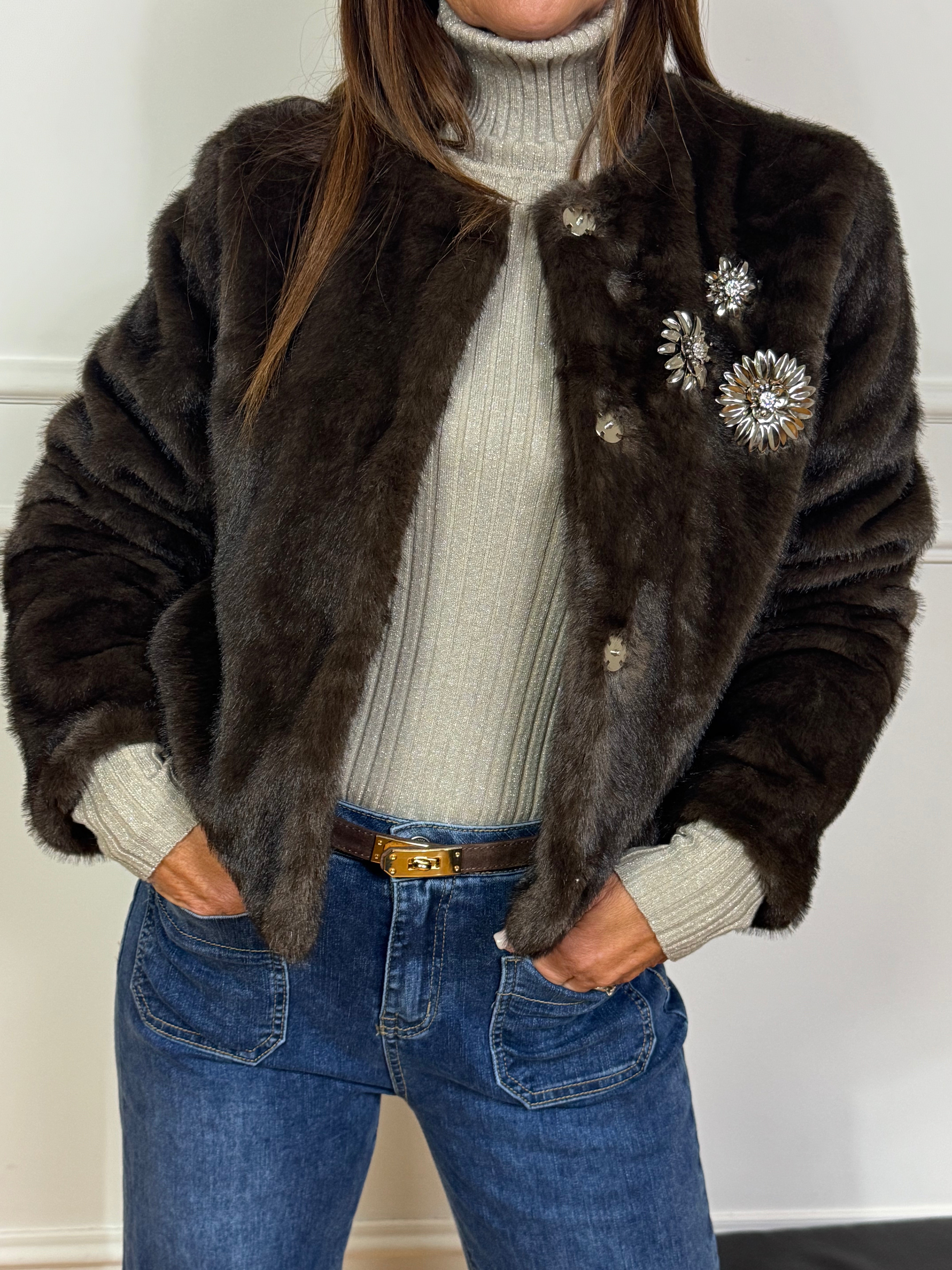 Giacca in ecopelliccia Victoria ILMH con spille gioiello