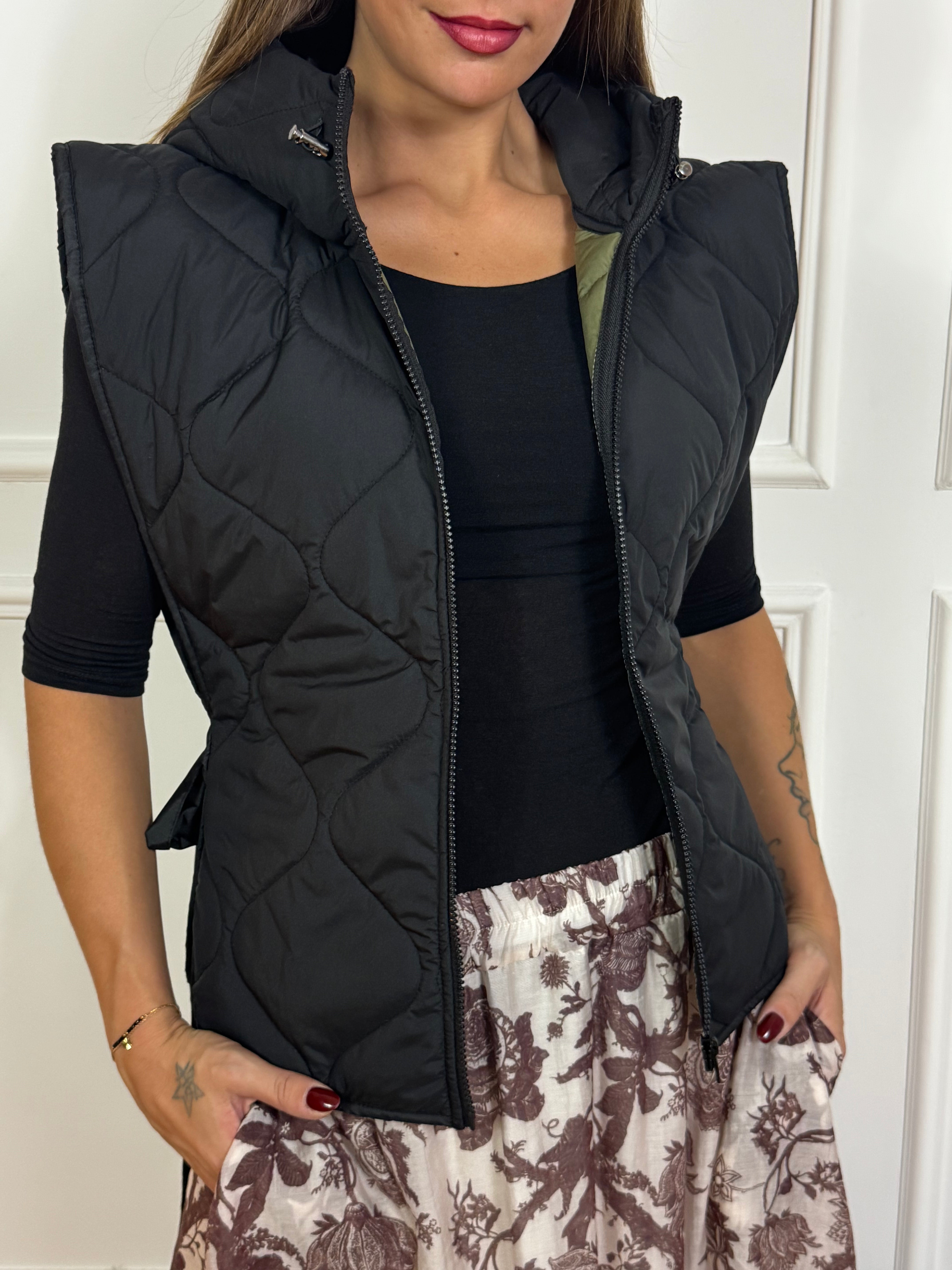 Piumino gilet smanicato KIKISIX con cappuccio