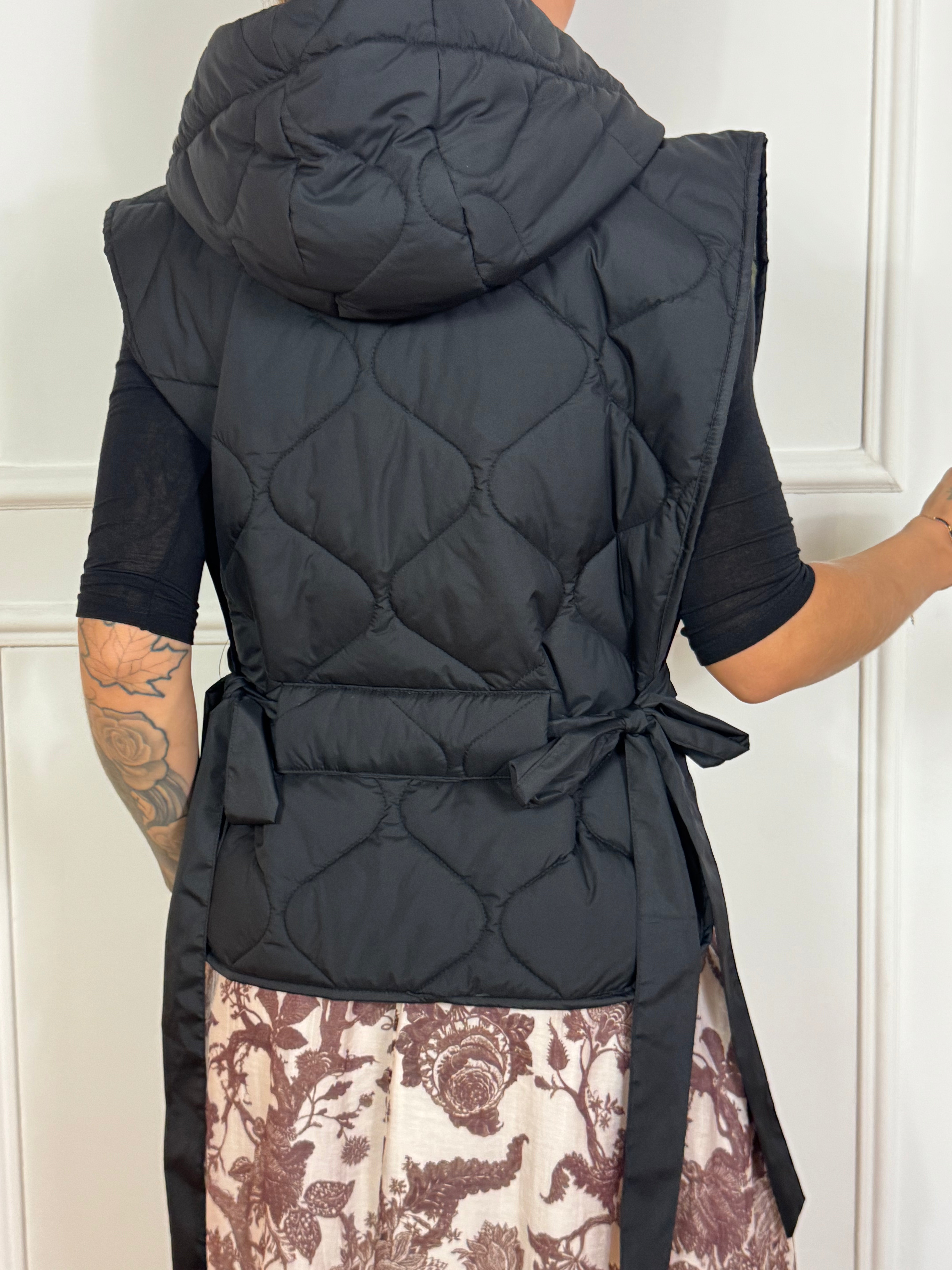 Piumino gilet smanicato KIKISIX con cappuccio