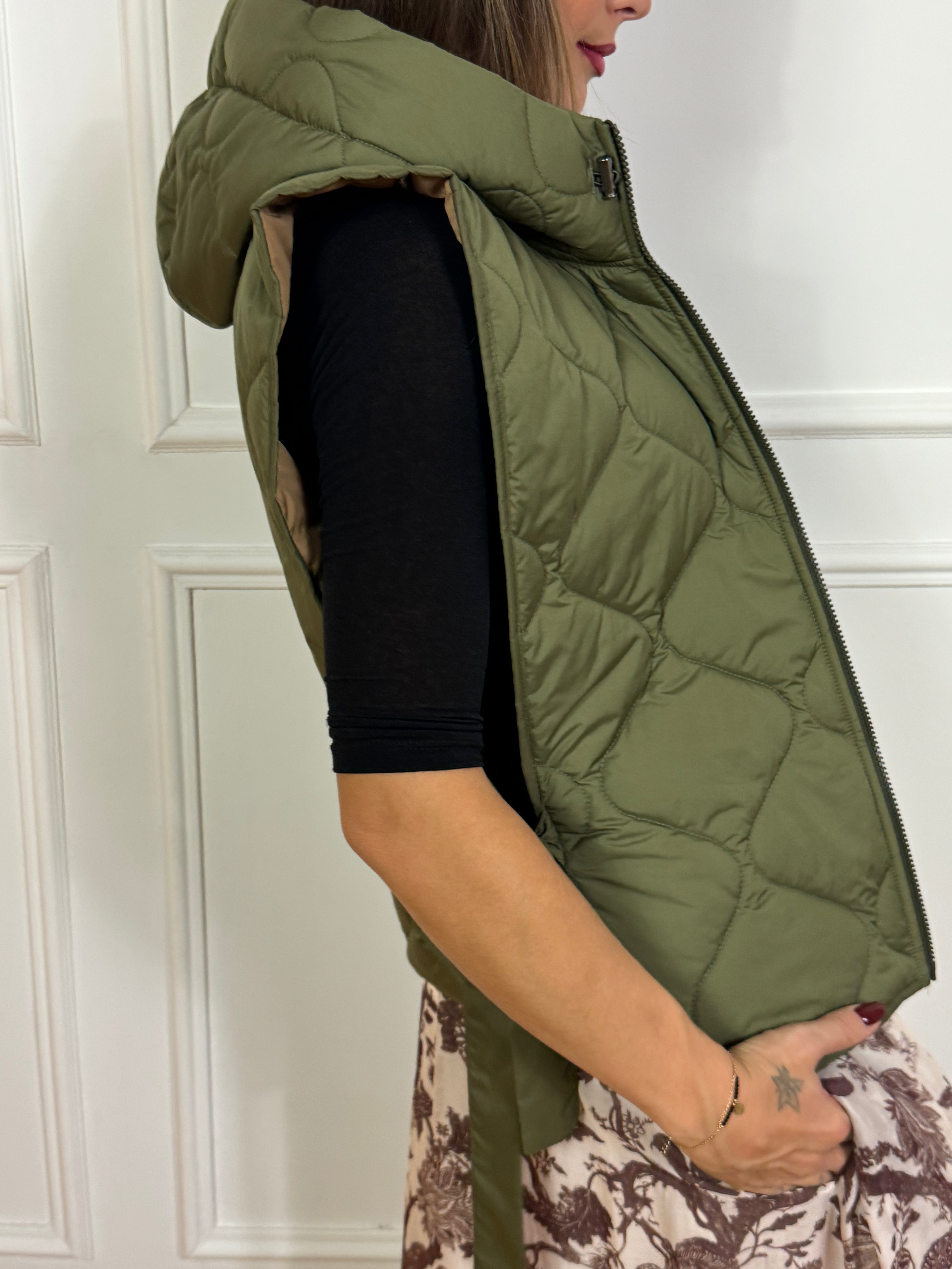 Piumino gilet smanicato KIKISIX con cappuccio