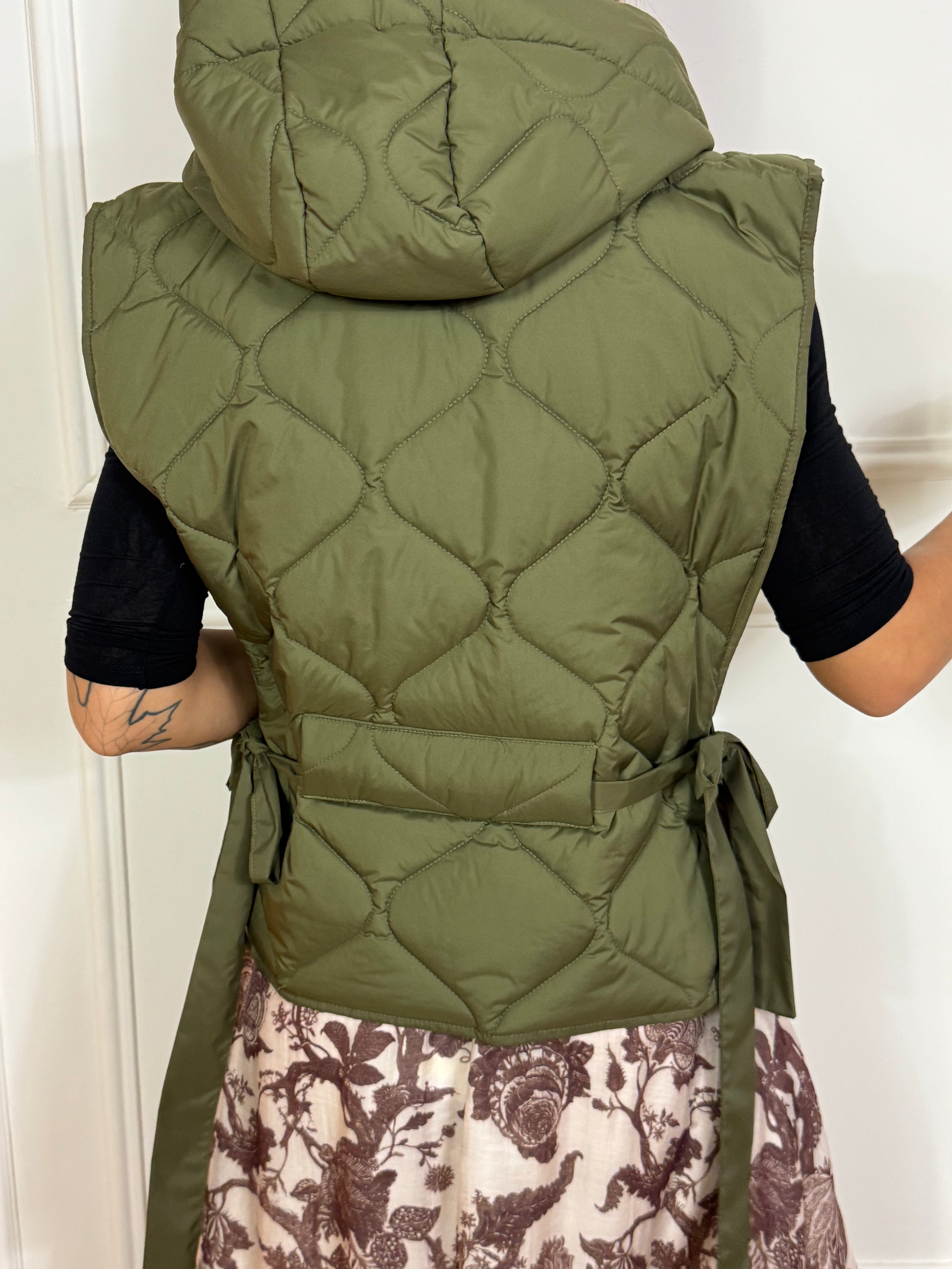 Piumino gilet smanicato KIKISIX con cappuccio