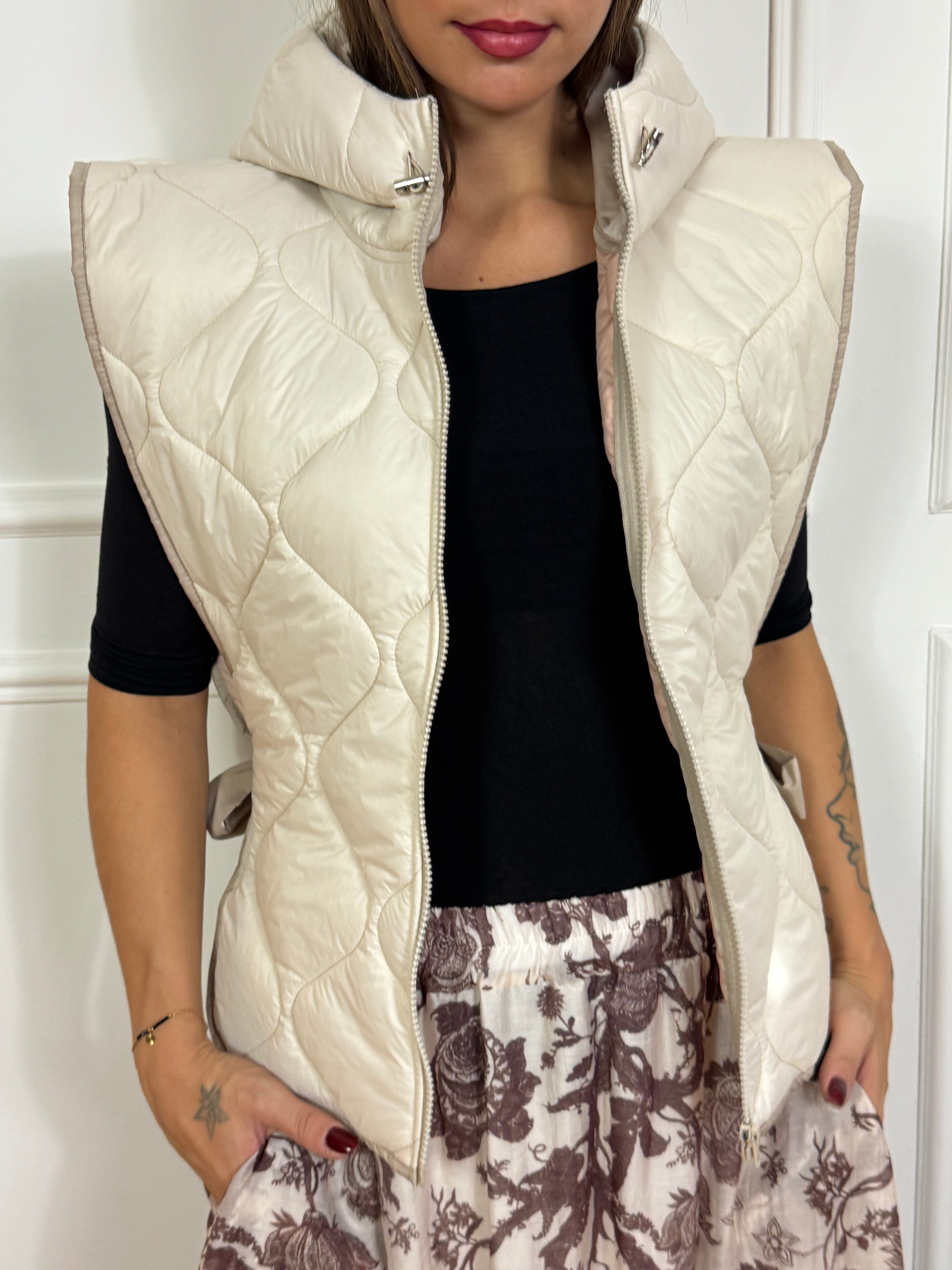 Piumino gilet smanicato KIKISIX con cappuccio