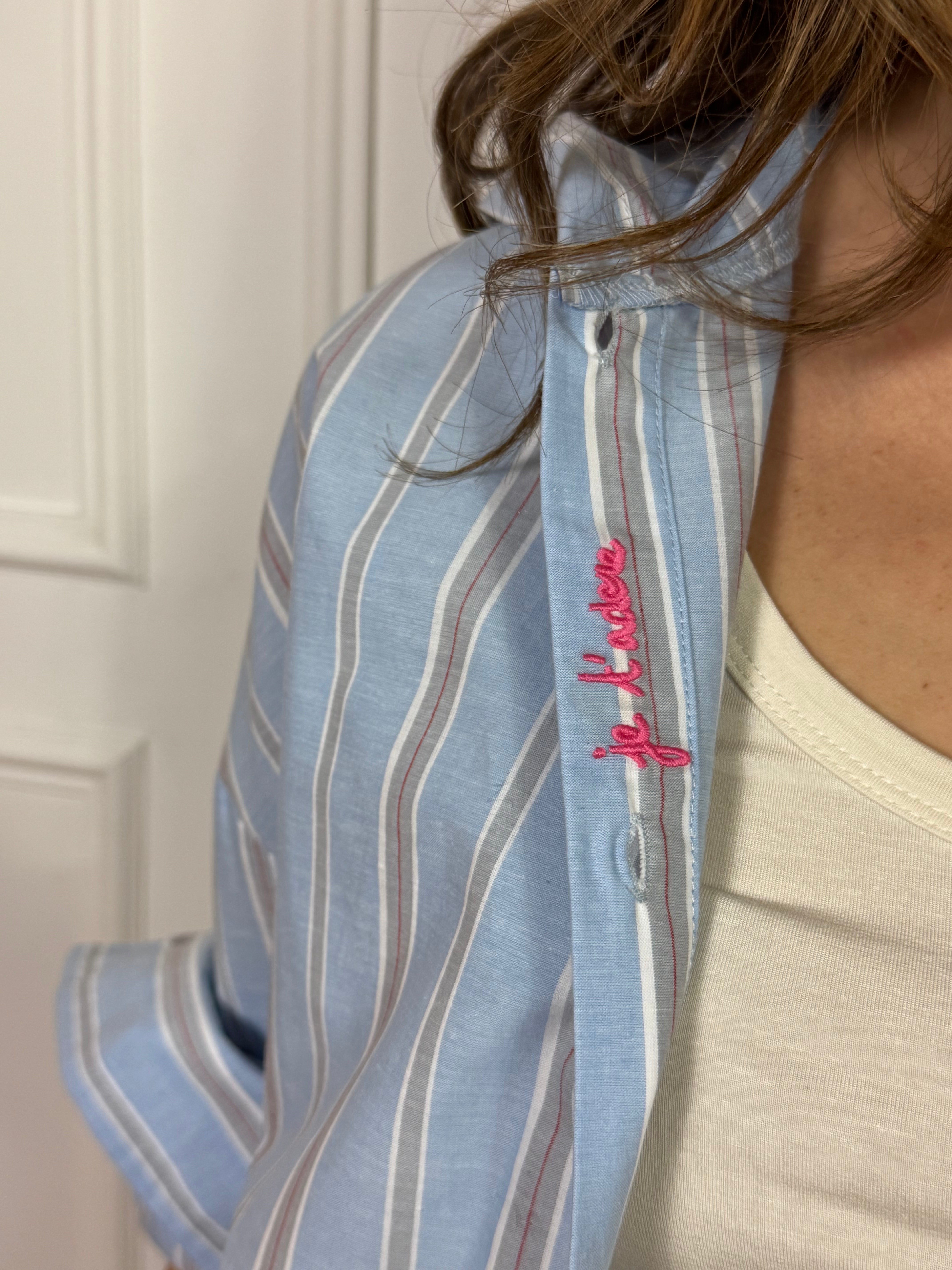 Camicia oversize a righe con cappuccio Kontatto e scritta ricamo interna