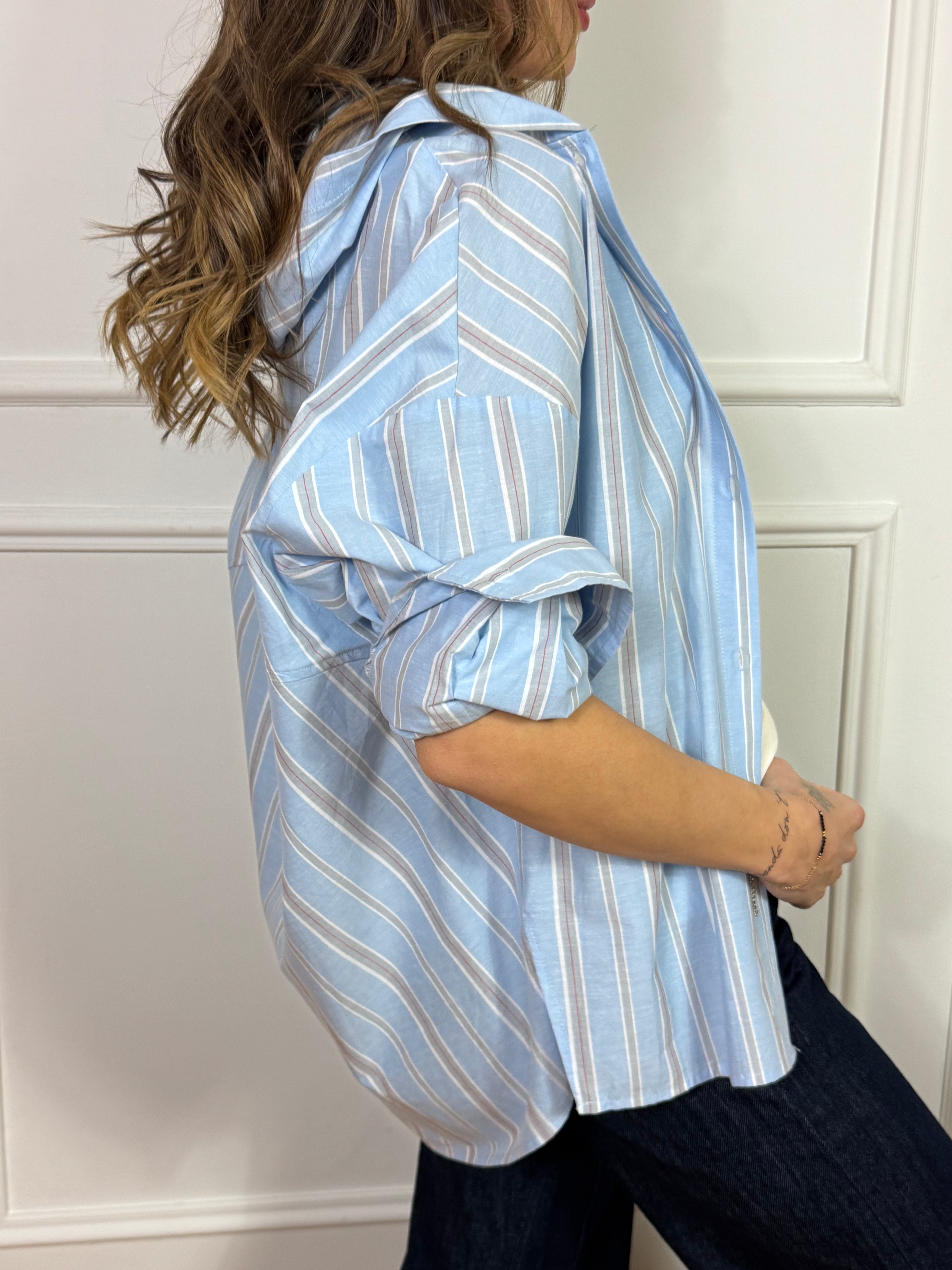 Camicia oversize a righe con cappuccio Kontatto e scritta ricamo interna