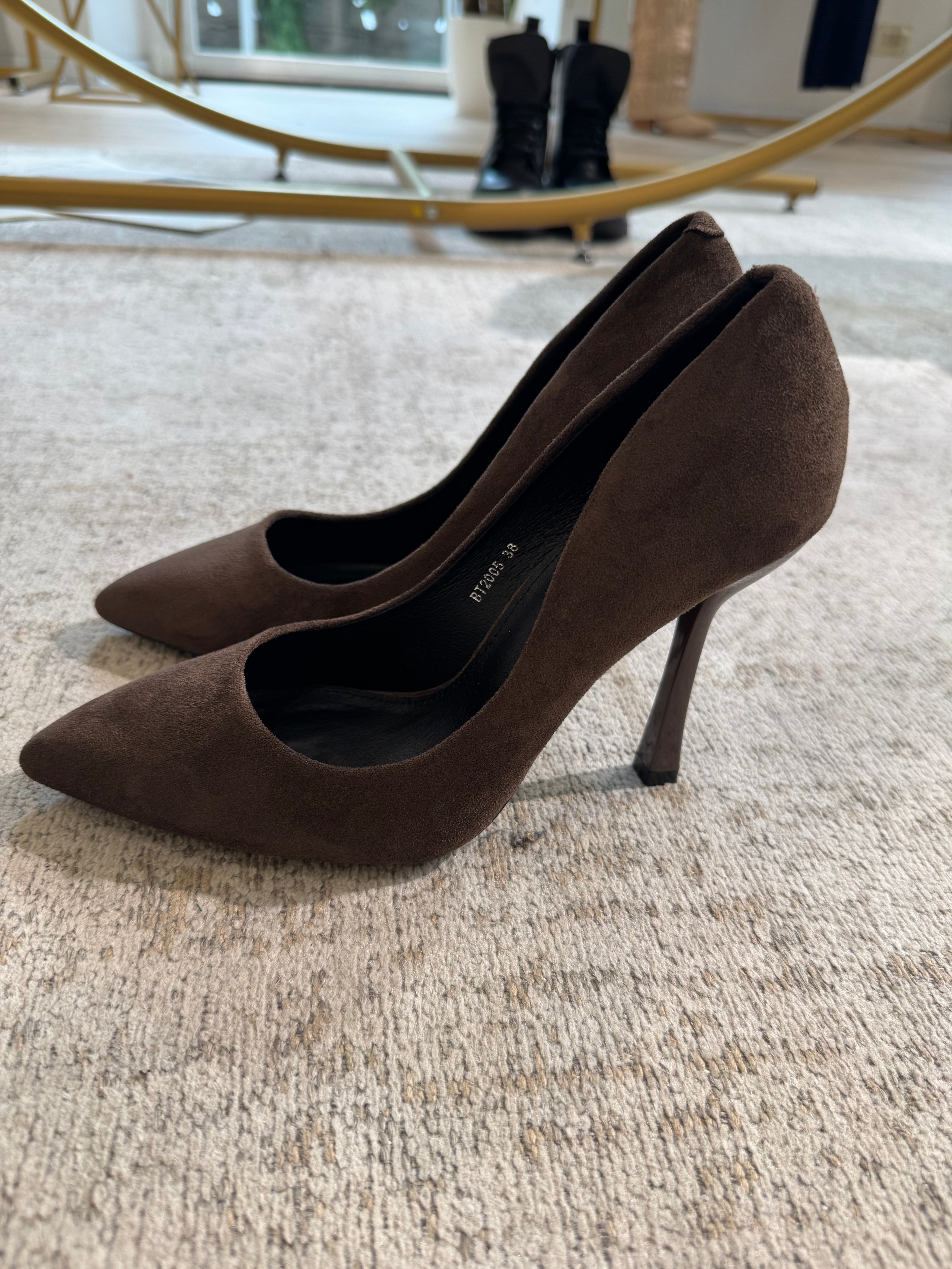 Scarpa con tacco decollete scamosciato suede
