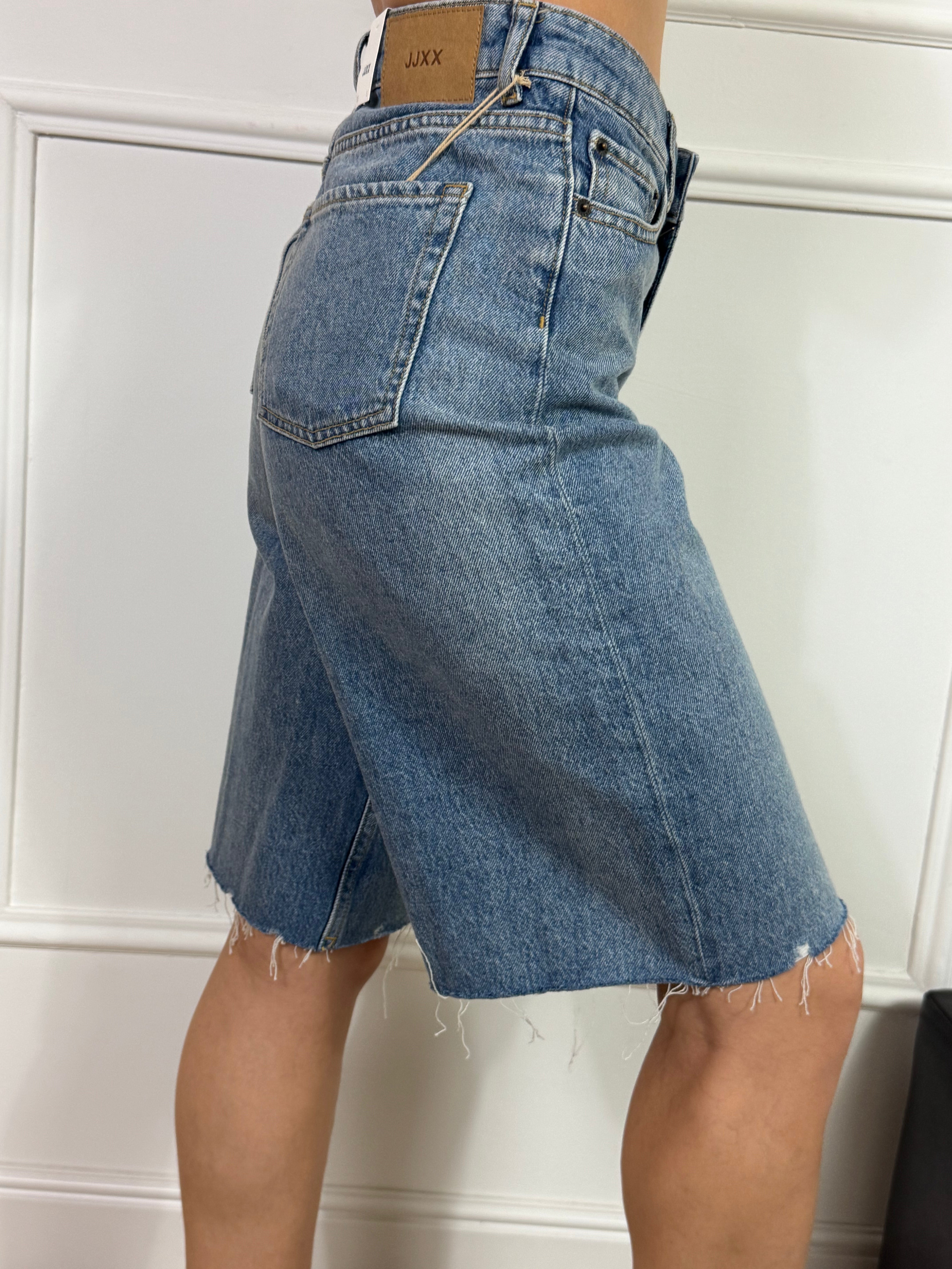BERMUDA in jeans JJXX modello TOKYO LONG- MEDIUM BLUE DENIM vita alta taglio vivo