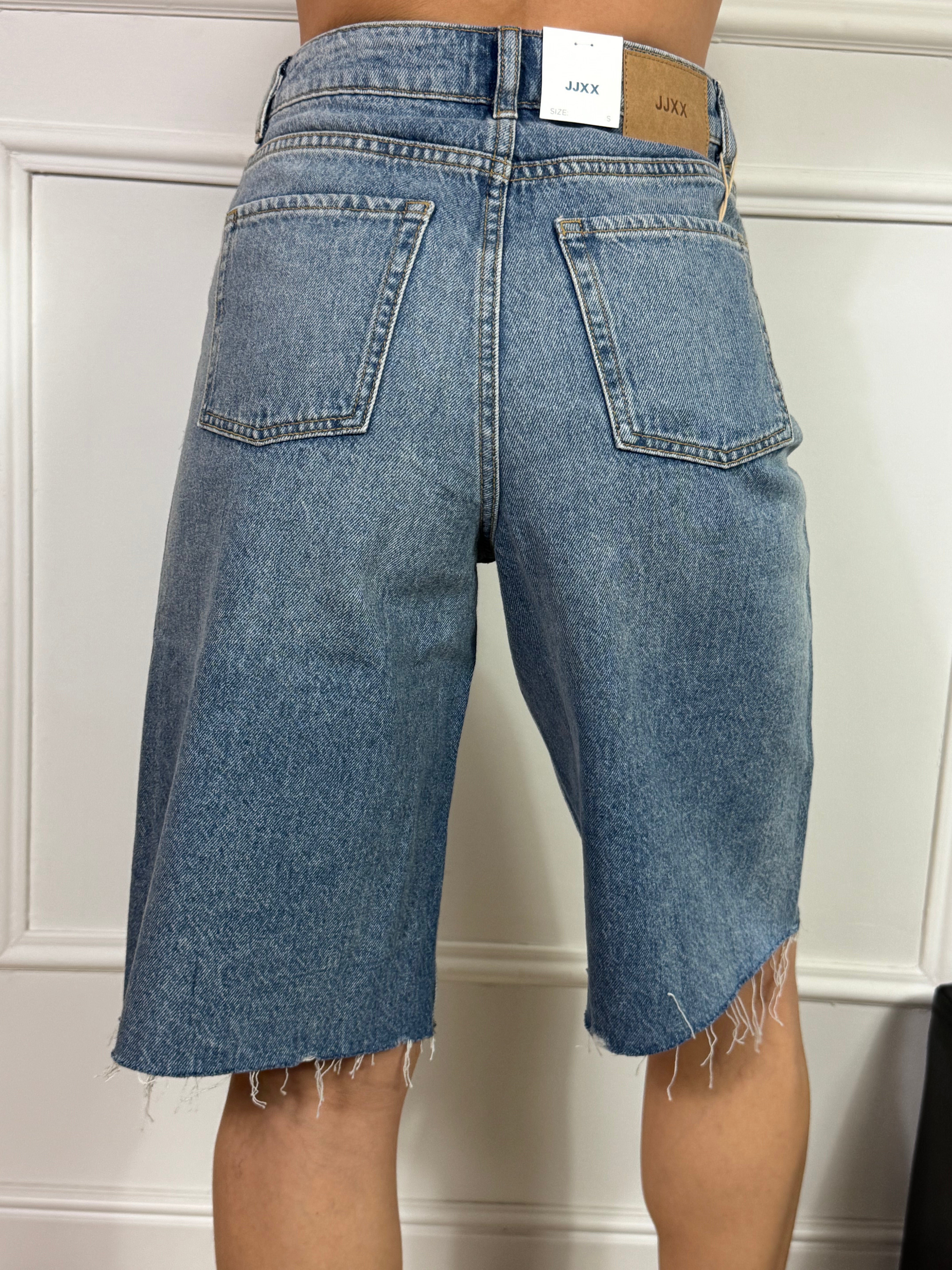 BERMUDA in jeans JJXX modello TOKYO LONG- MEDIUM BLUE DENIM vita alta taglio vivo
