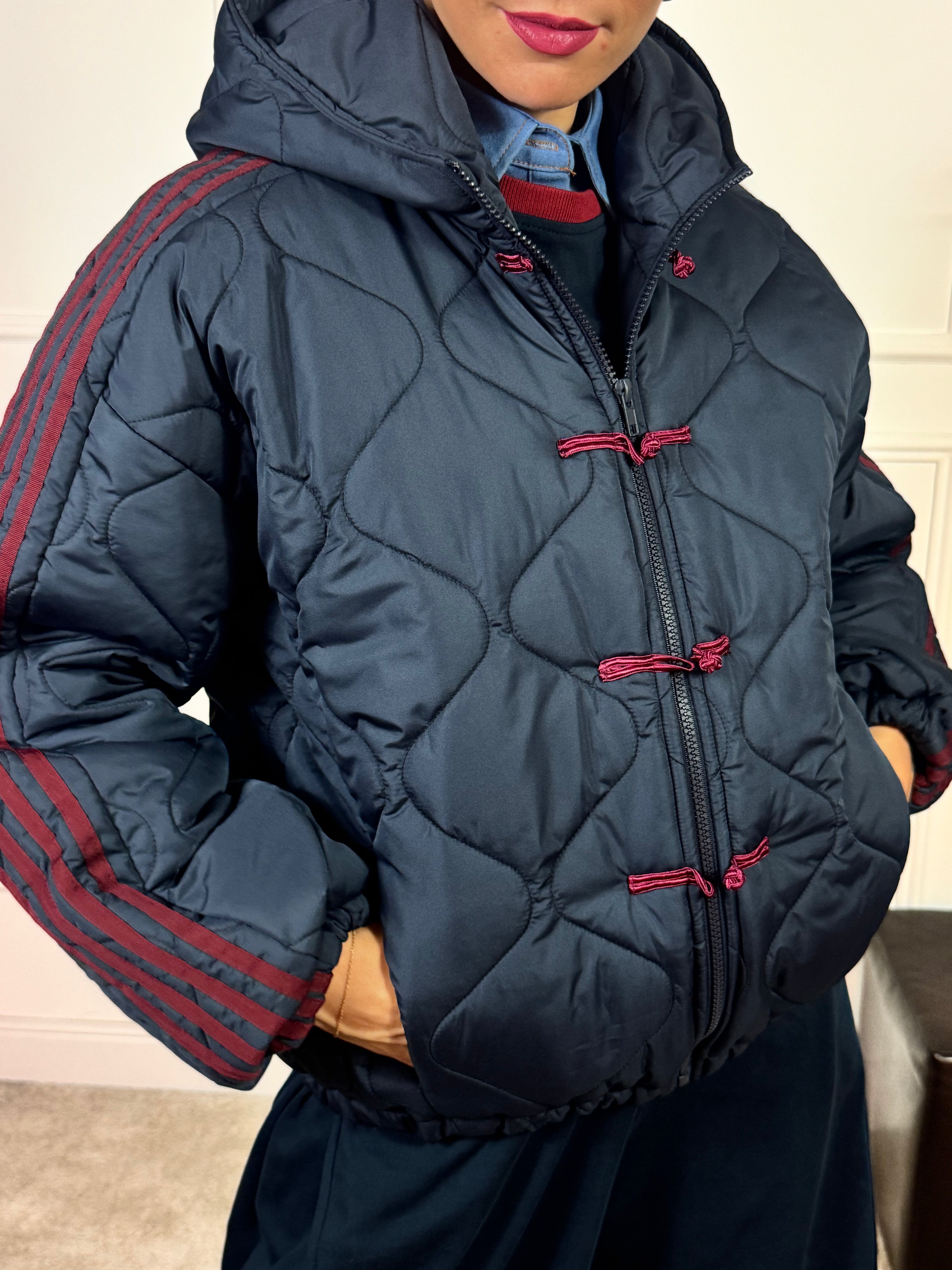 Piumino bomber con cappuccio Kikisix alamari e bande laterali