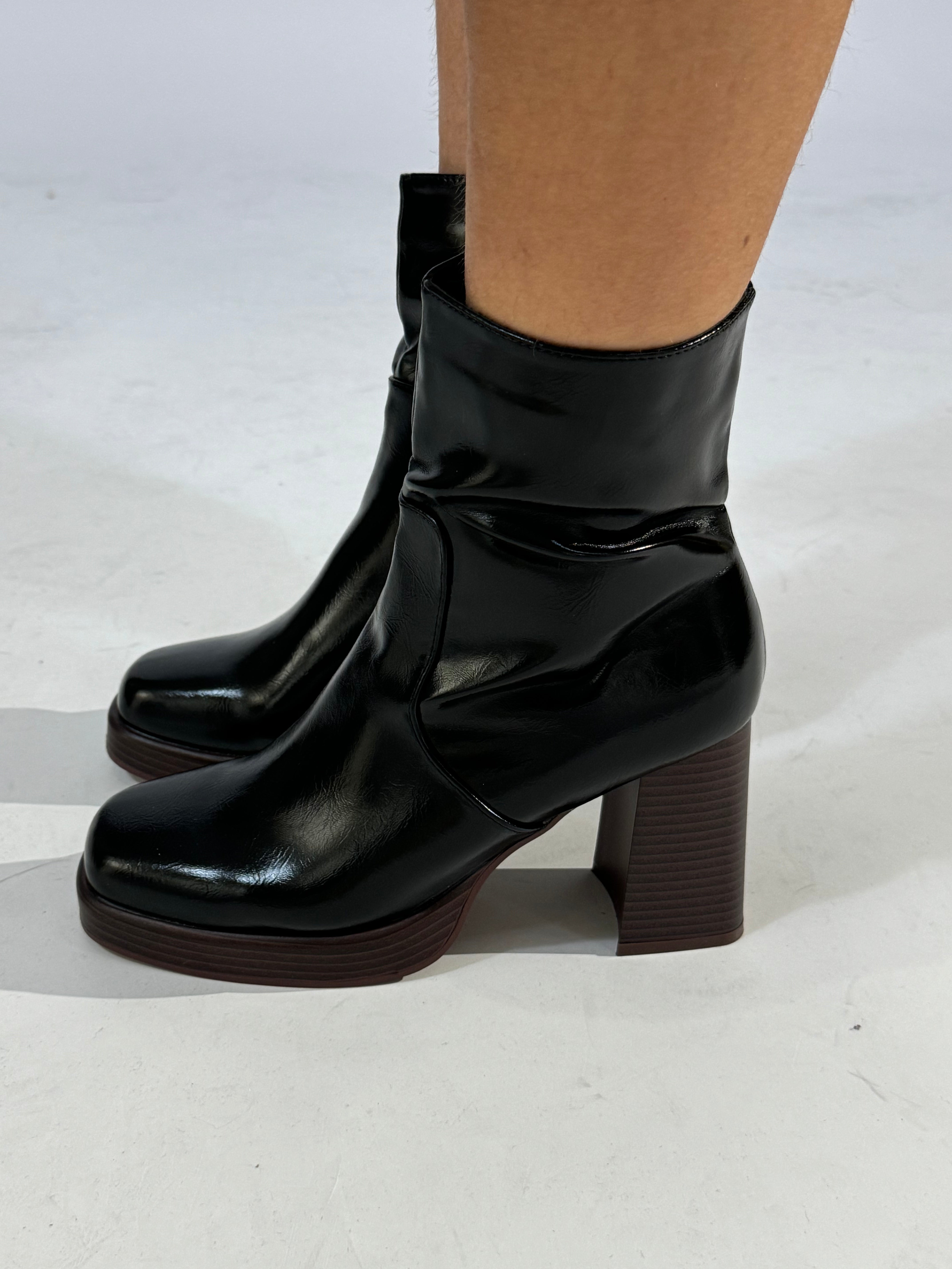 Stivaletto ankle-boot in ecopelle effetto invecchiato