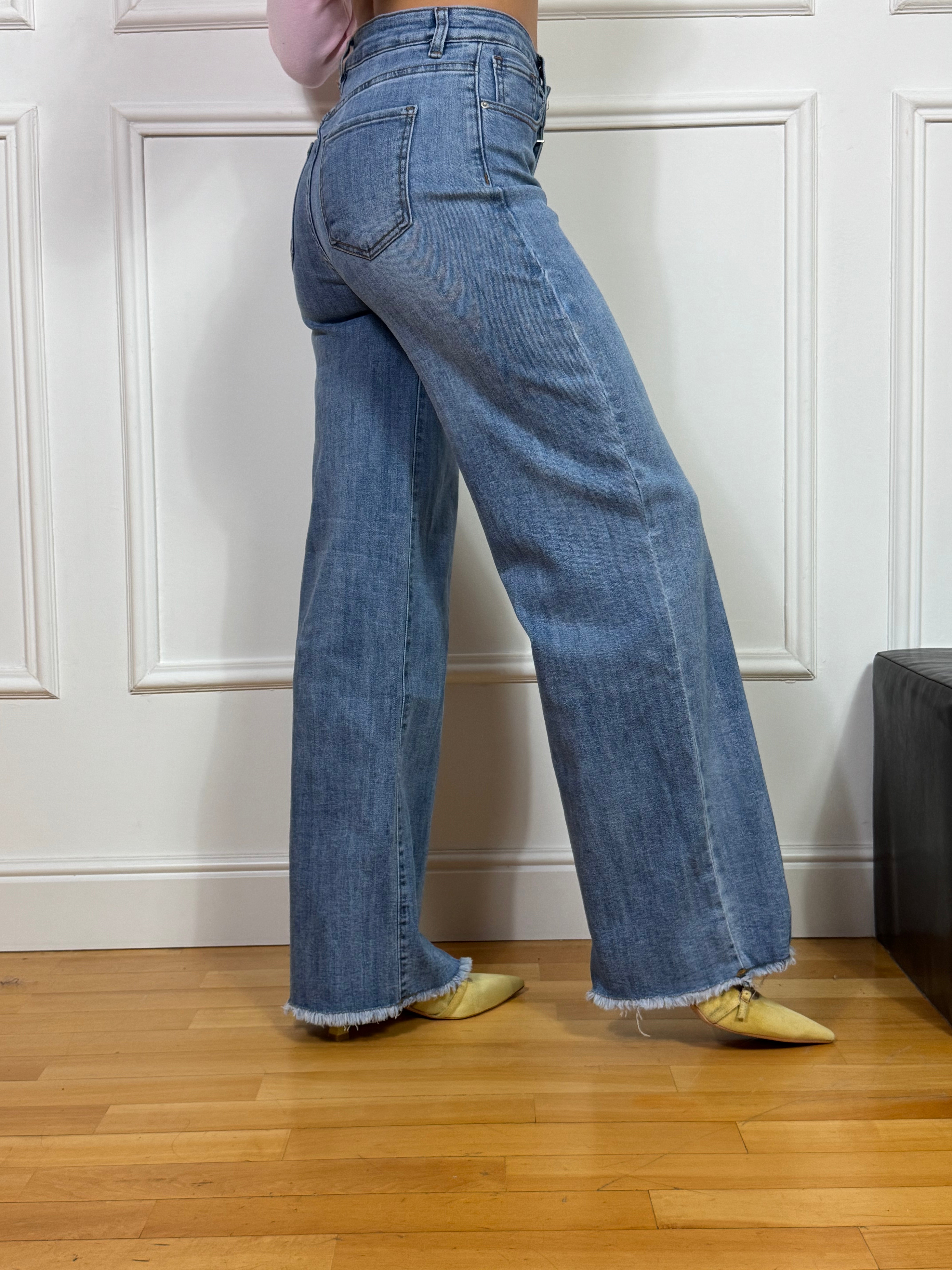 Jeans Kikisix DRITTO TAGLIO VIVO SU FONDO BLU CHIARO - SFRANGIATO IN FONDO