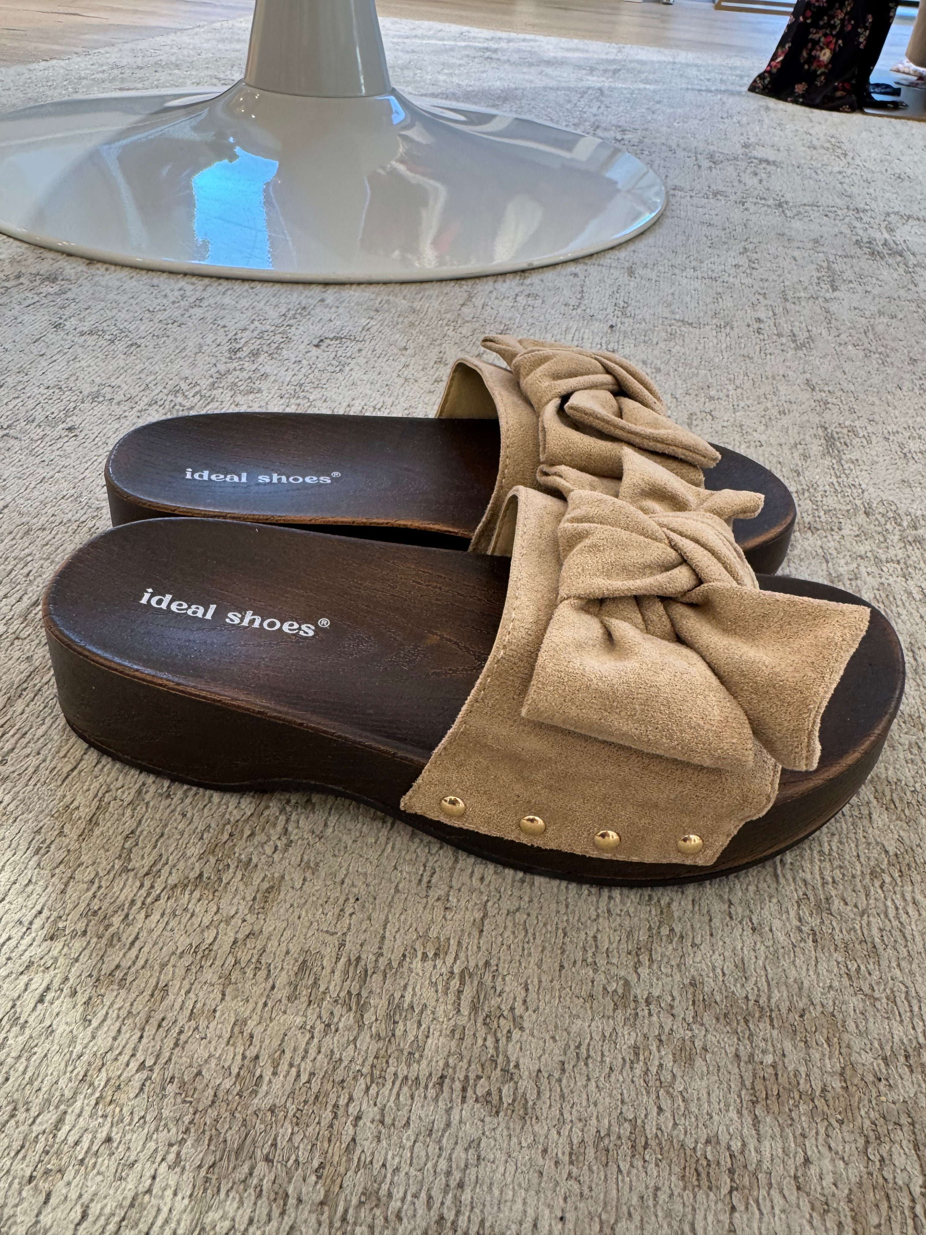 Ciabatta zoccolo con fiocco nodo scamosciato