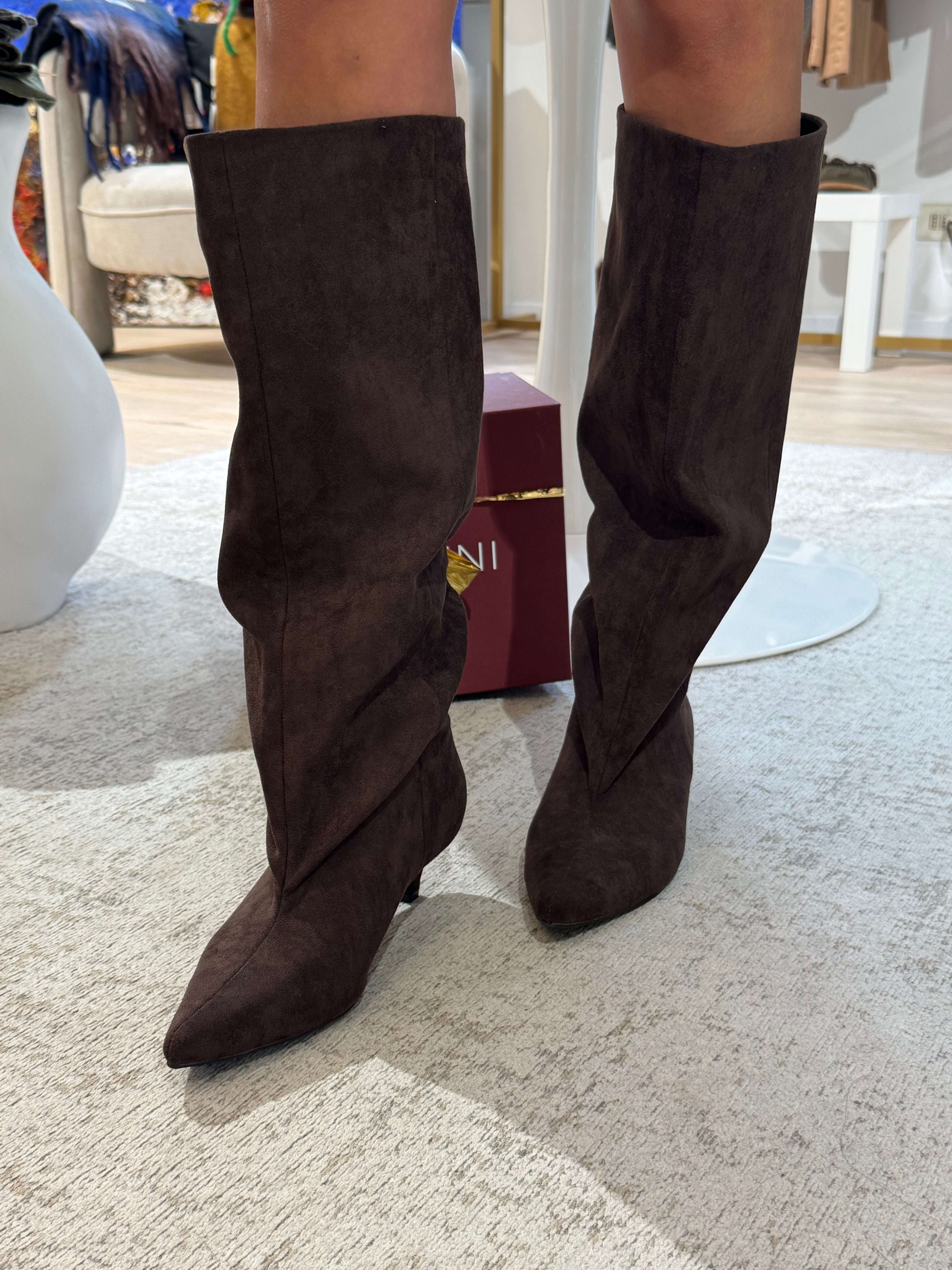 Stivale alto in ecopelle scamosciata con gambale ampio e tacchetto