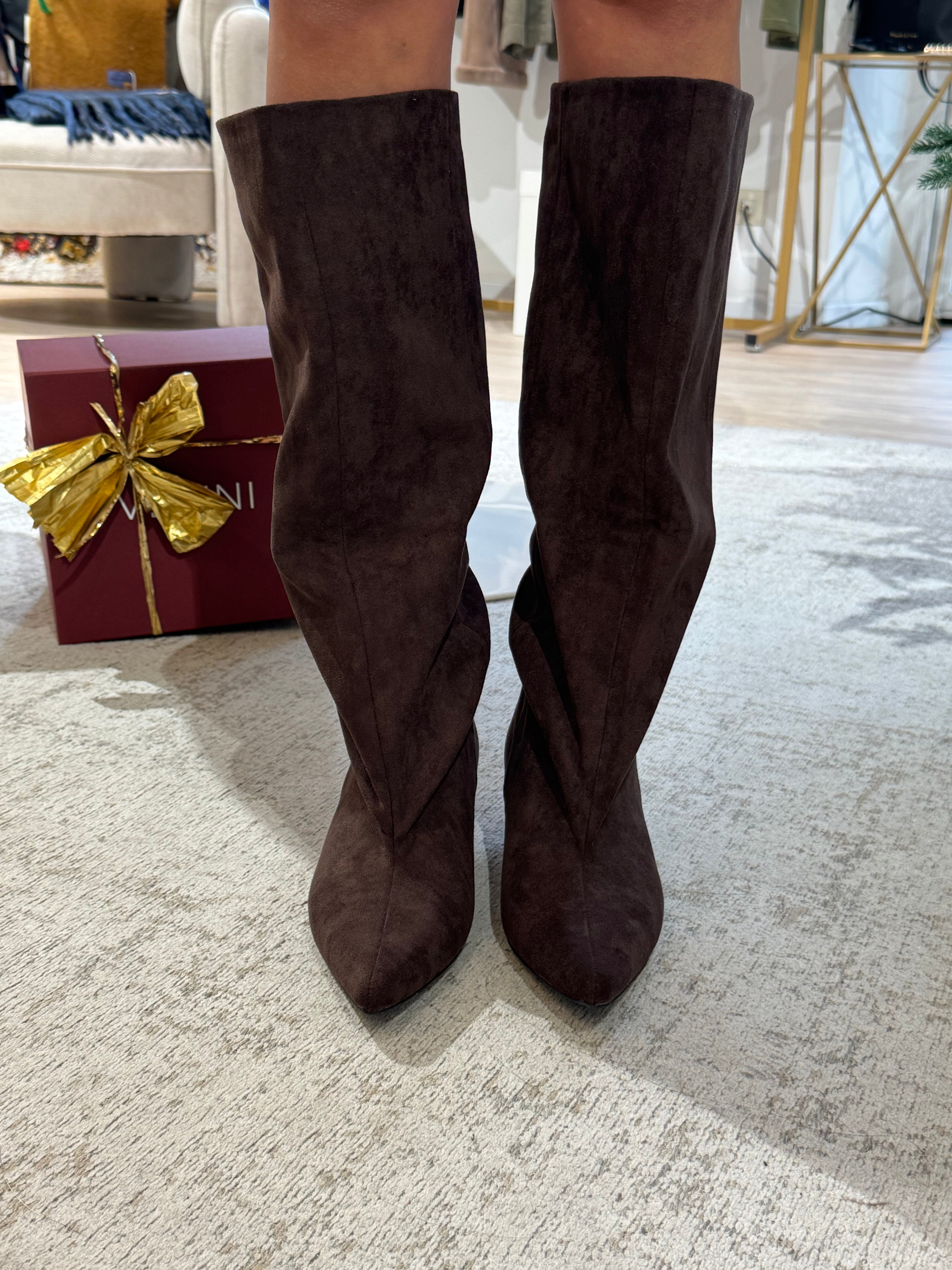 Stivale alto in ecopelle scamosciata con gambale ampio e tacchetto