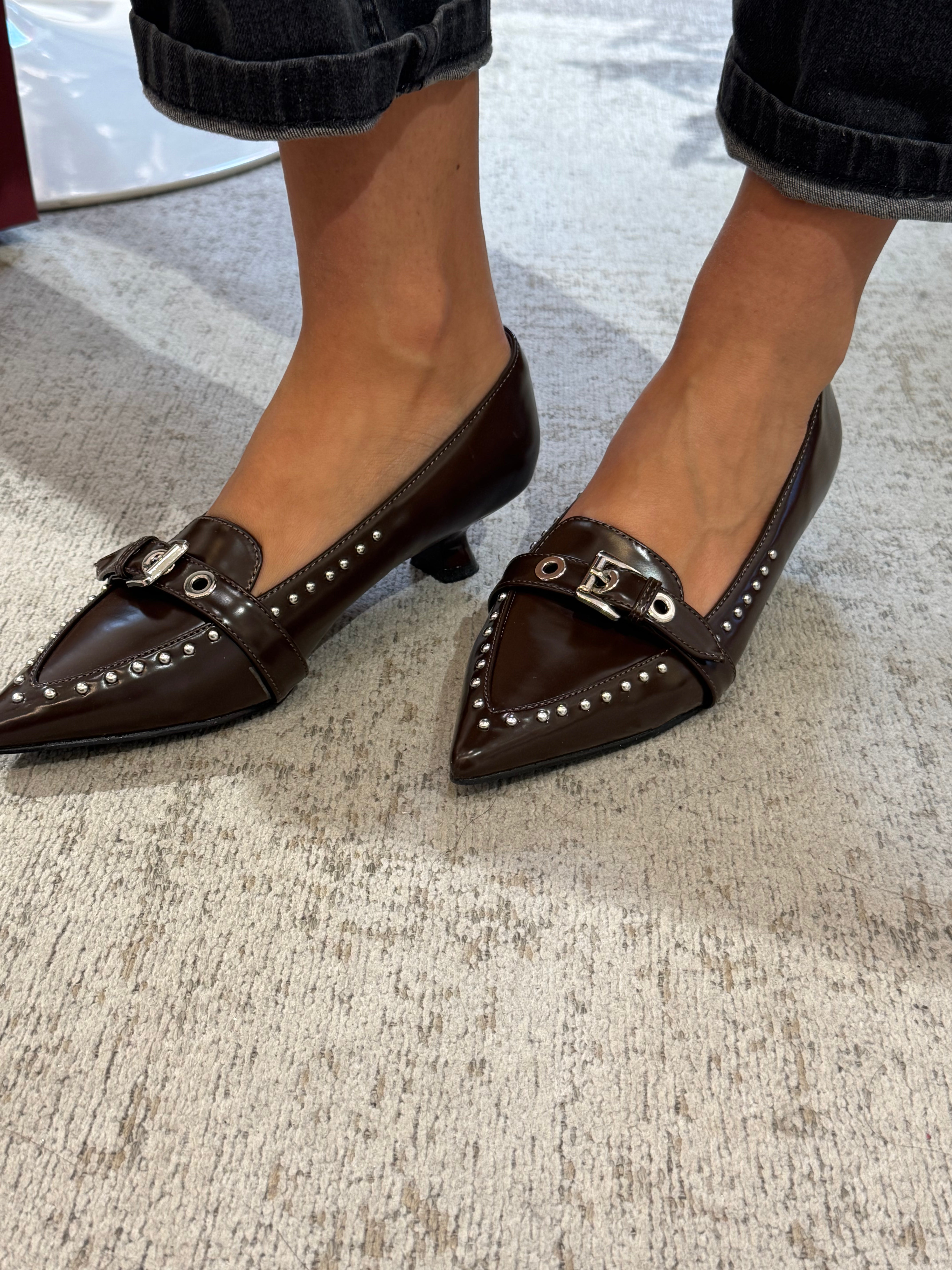 Scarpa pointy toe con tacchetto a rocchetto e borchiette