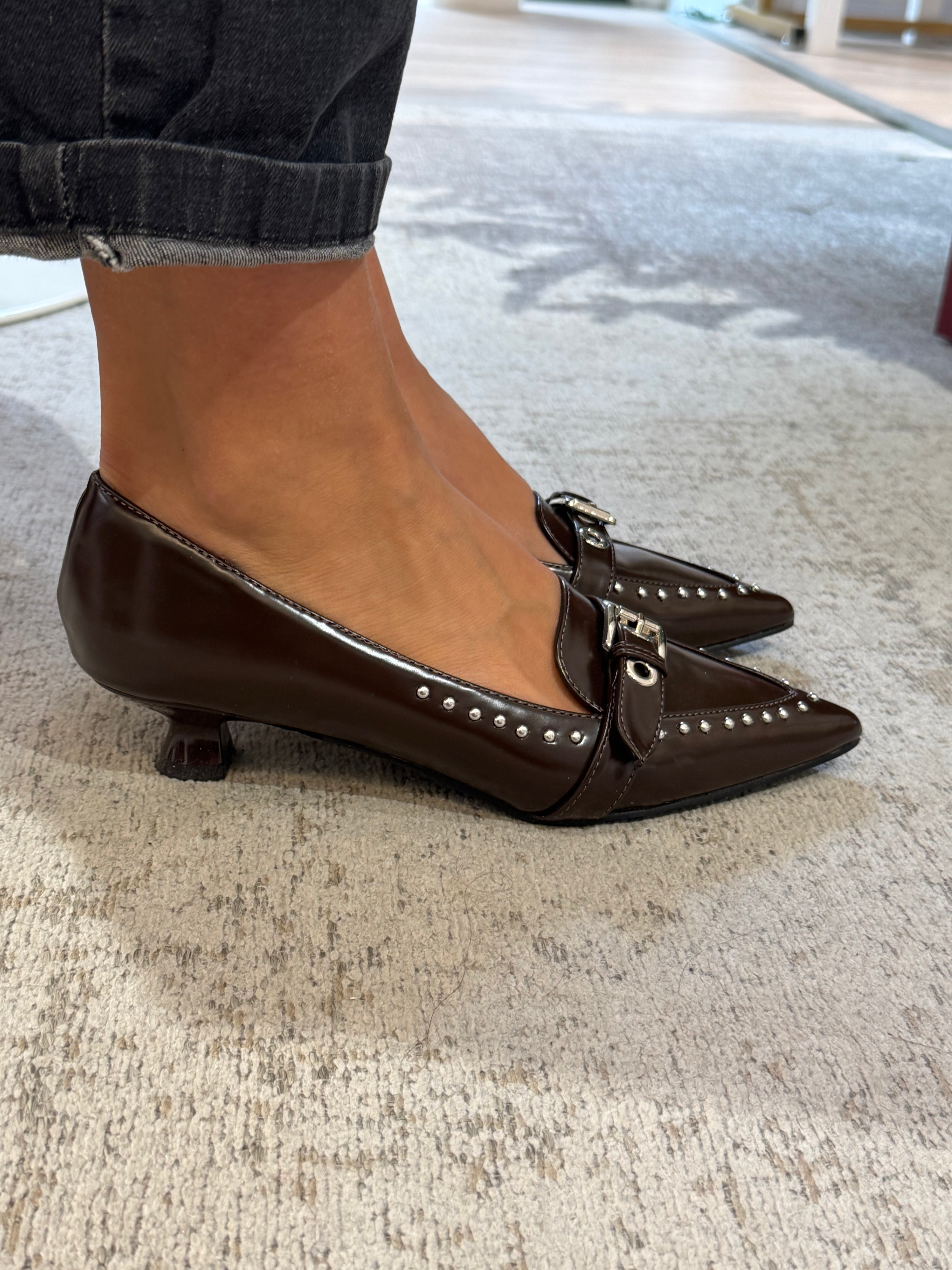 Scarpa pointy toe con tacchetto a rocchetto e borchiette