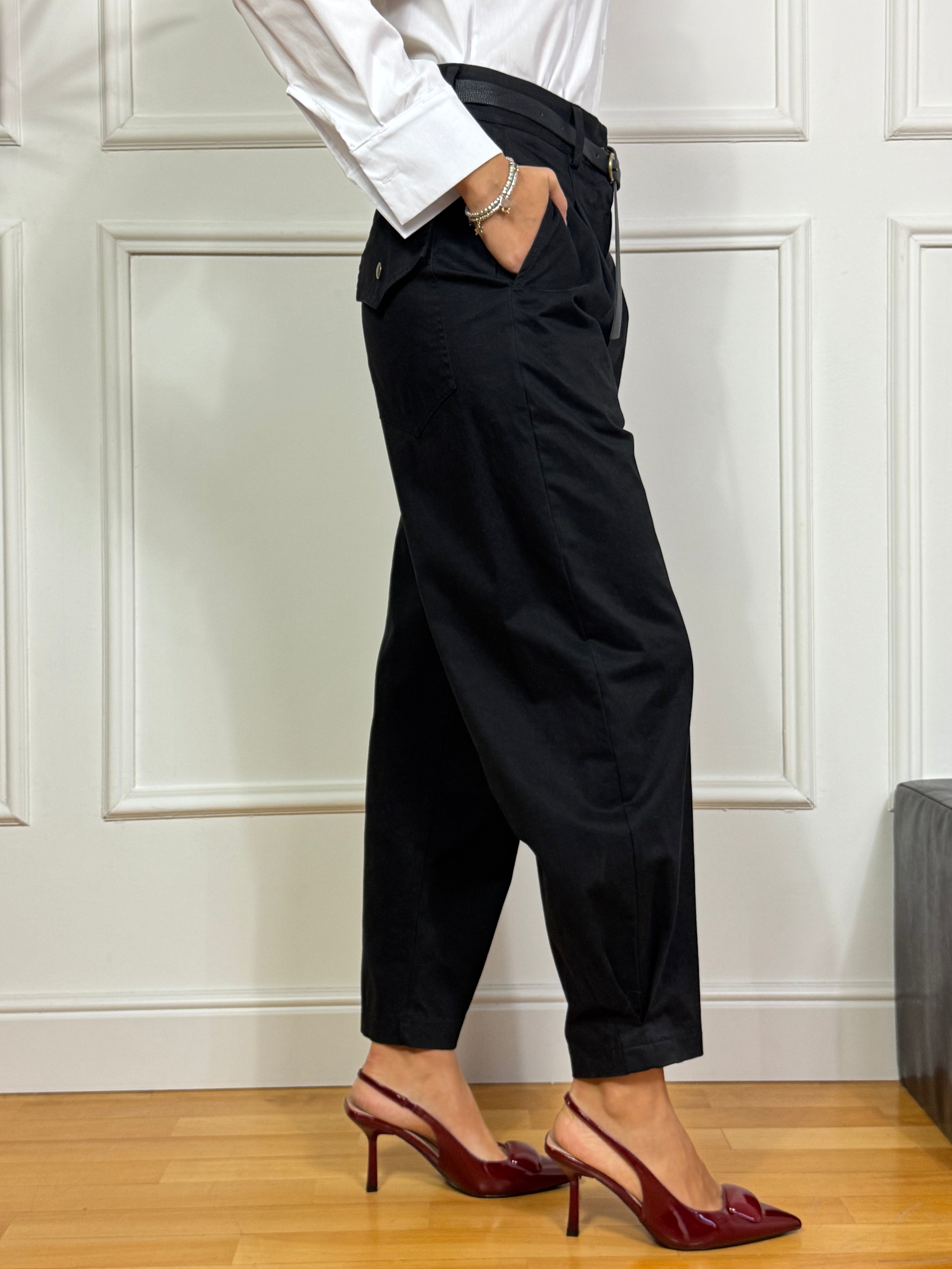 Pantalone in cotone sostenuto Susy Mix OVETTO CON PINCES E CINTURA NERA