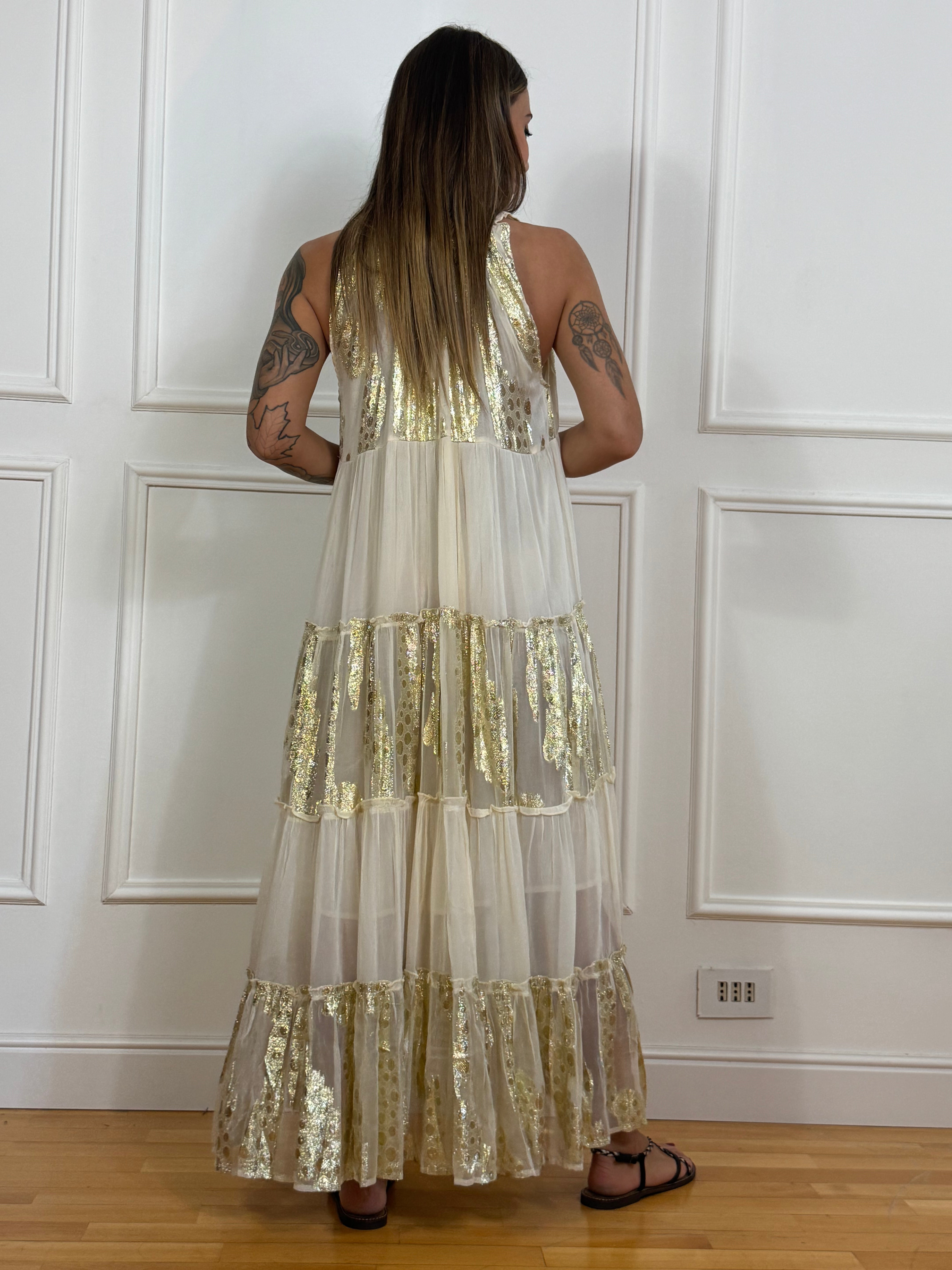 Abito lungo Kontatto panna con ricami oro