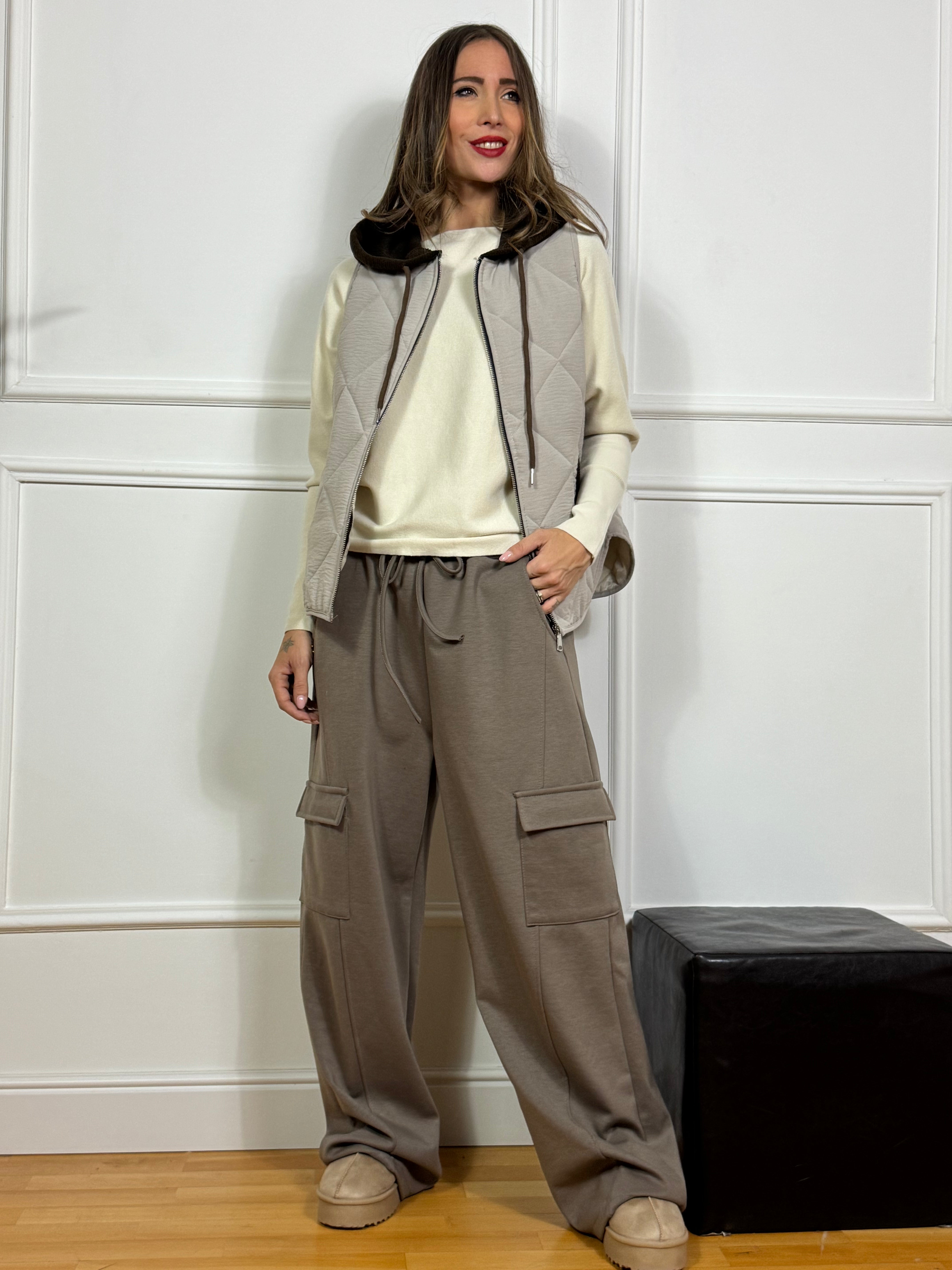 Piumino smanicato Victoria ILMH con cappuccio e dettagli in velluto