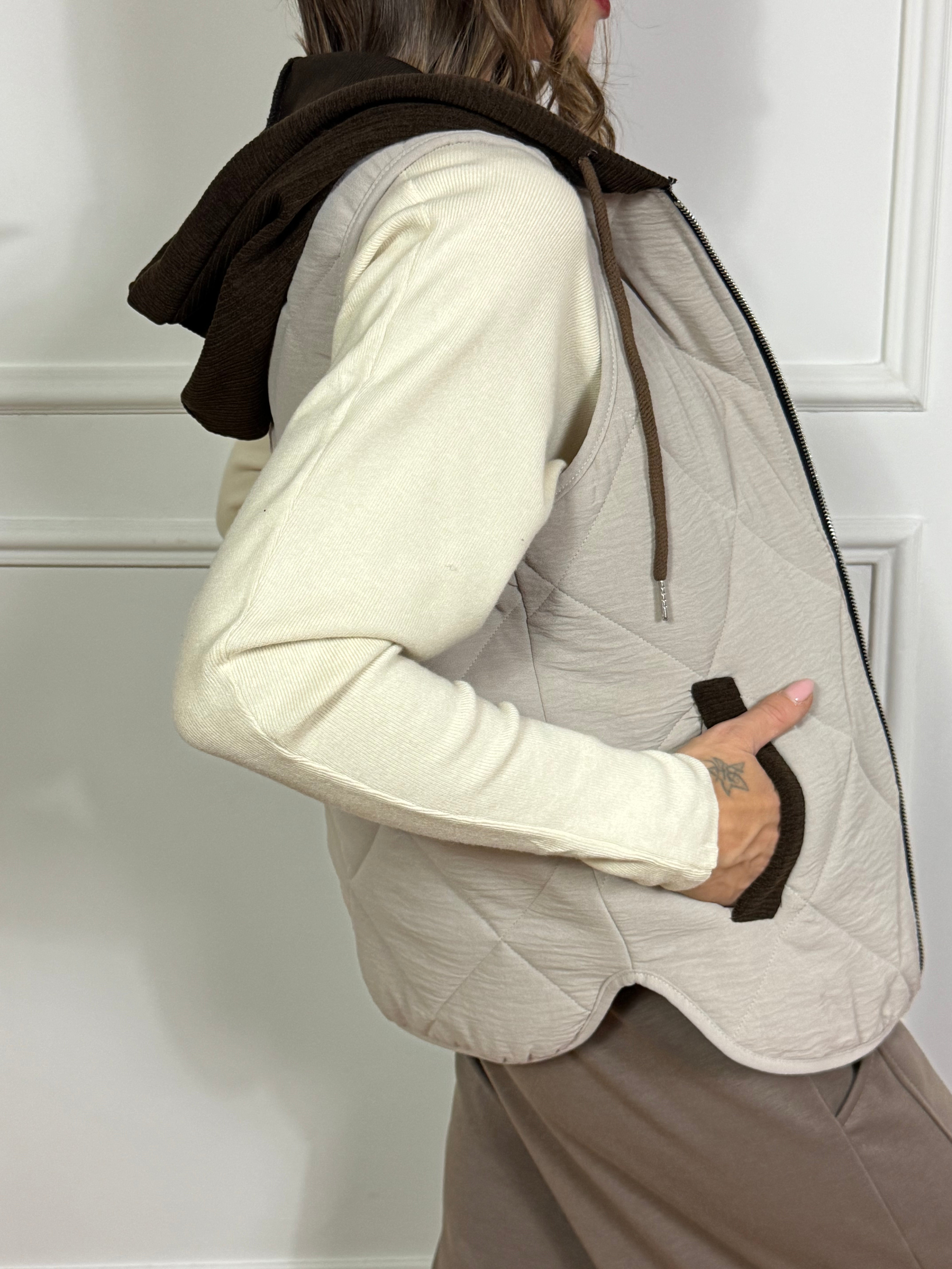 Piumino smanicato Victoria ILMH con cappuccio e dettagli in velluto