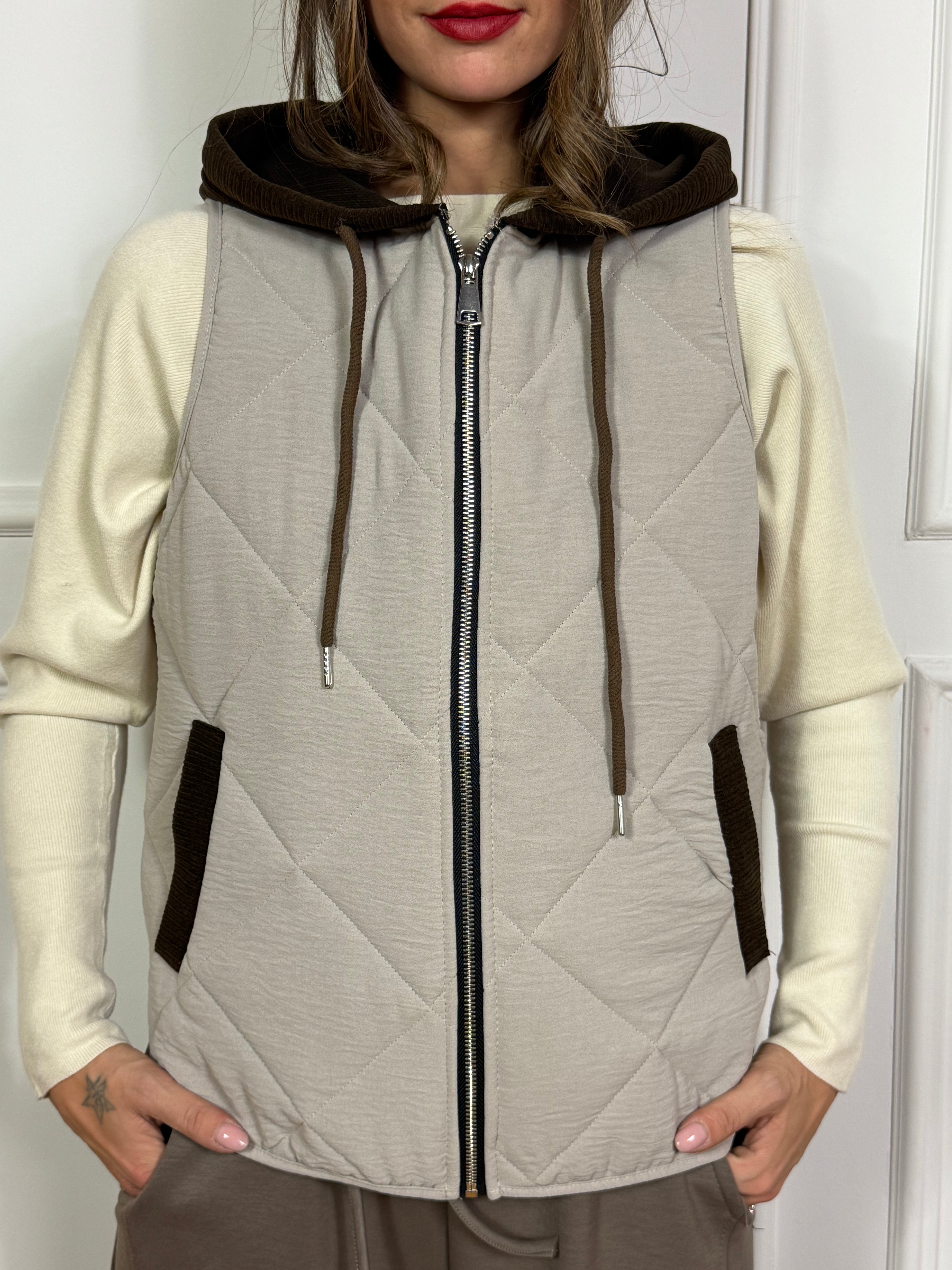 Piumino smanicato Victoria ILMH con cappuccio e dettagli in velluto