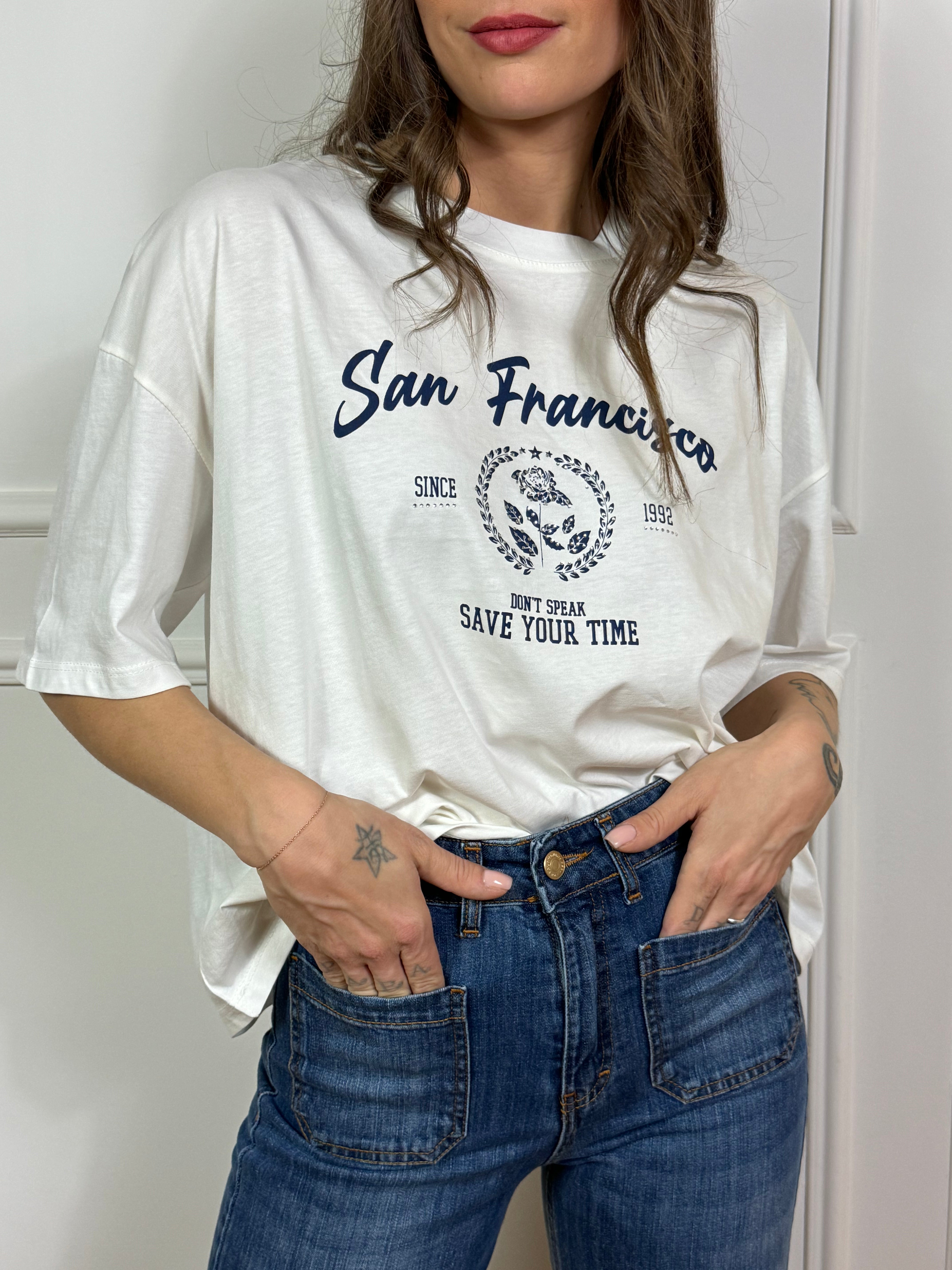 T-shirt Susy Mix over a scatoletta SAN FRANCISCO