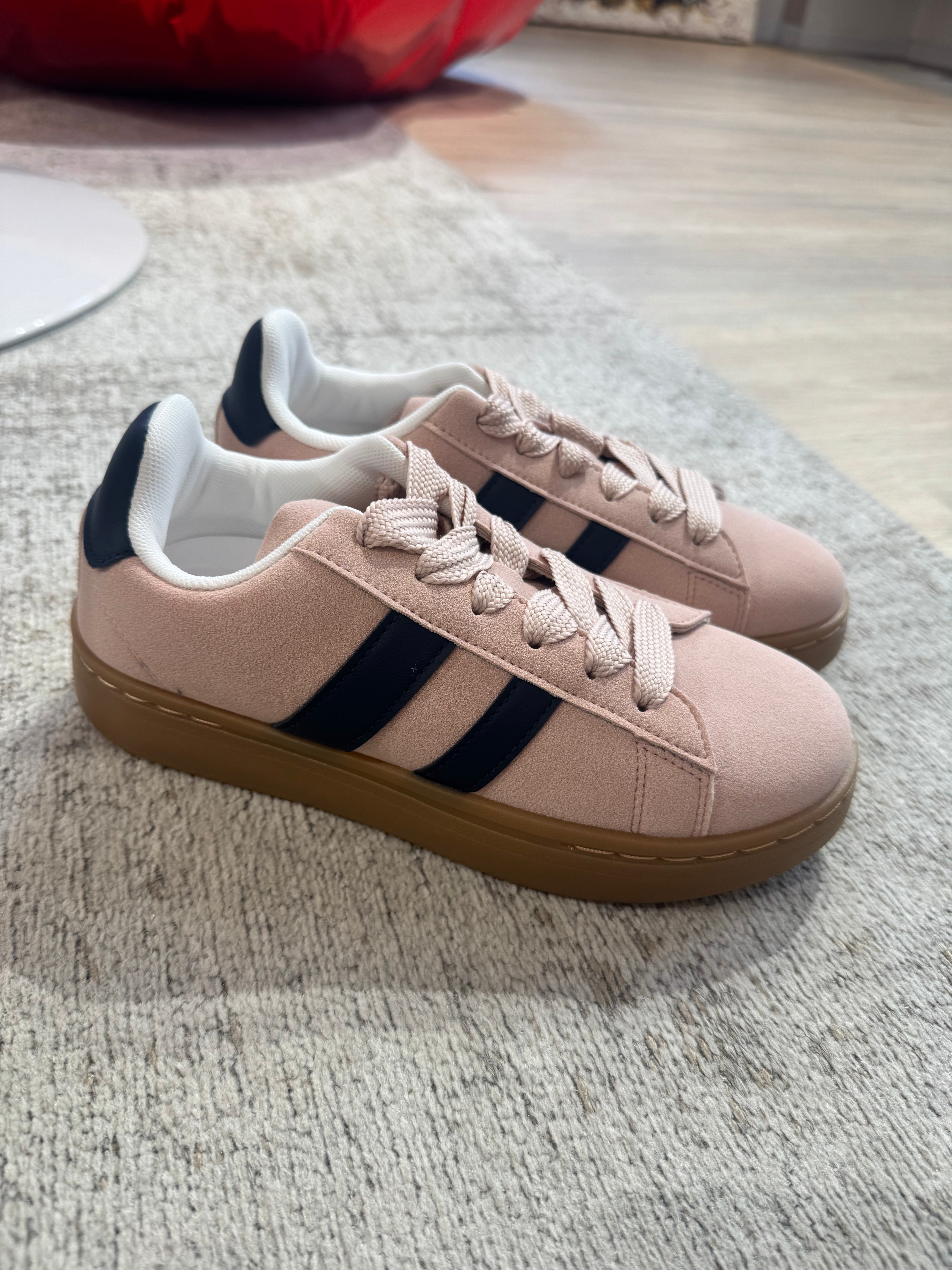 Sneakers effetto scamosciato con bande laterali