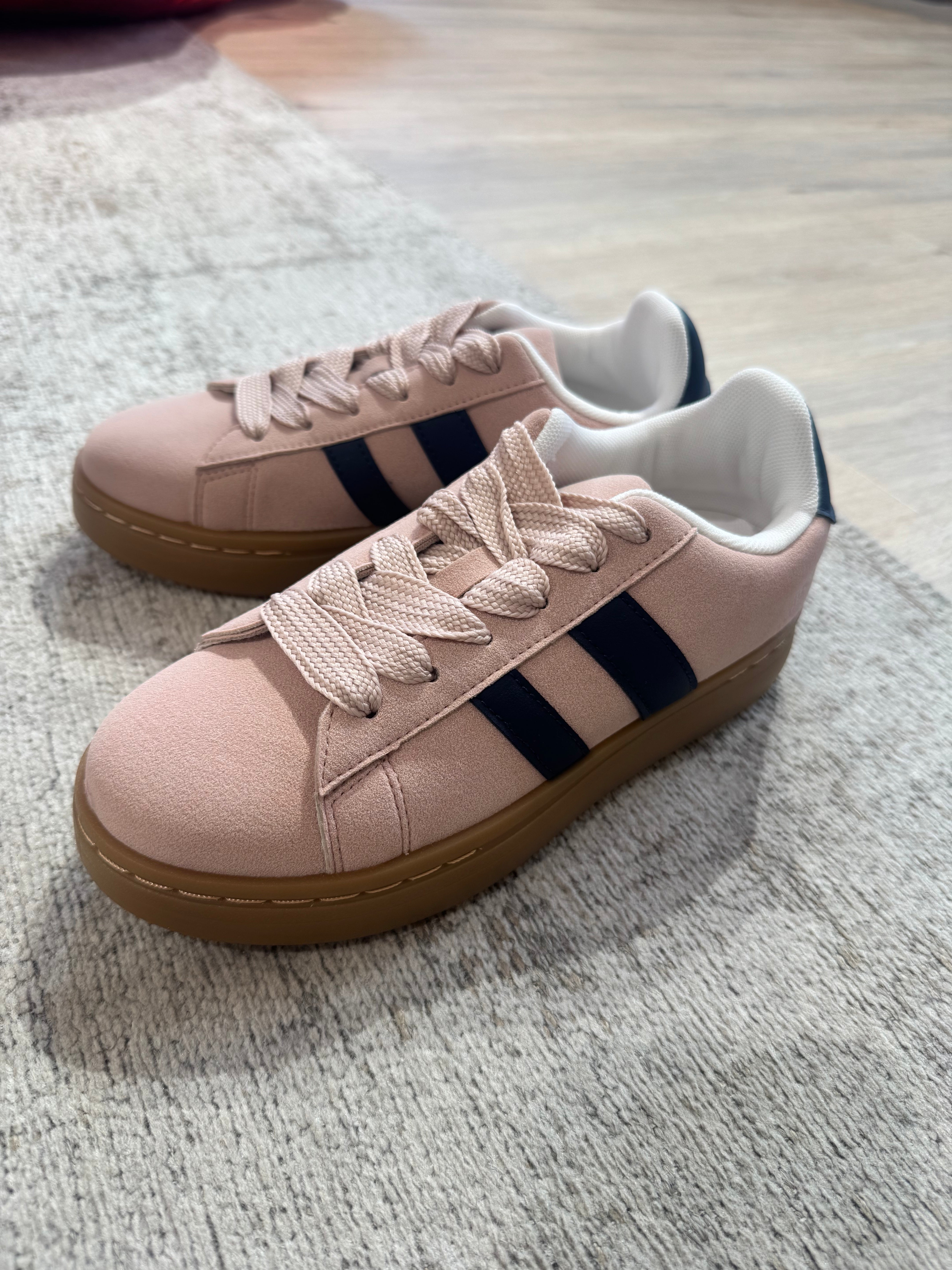 Sneakers effetto scamosciato con bande laterali