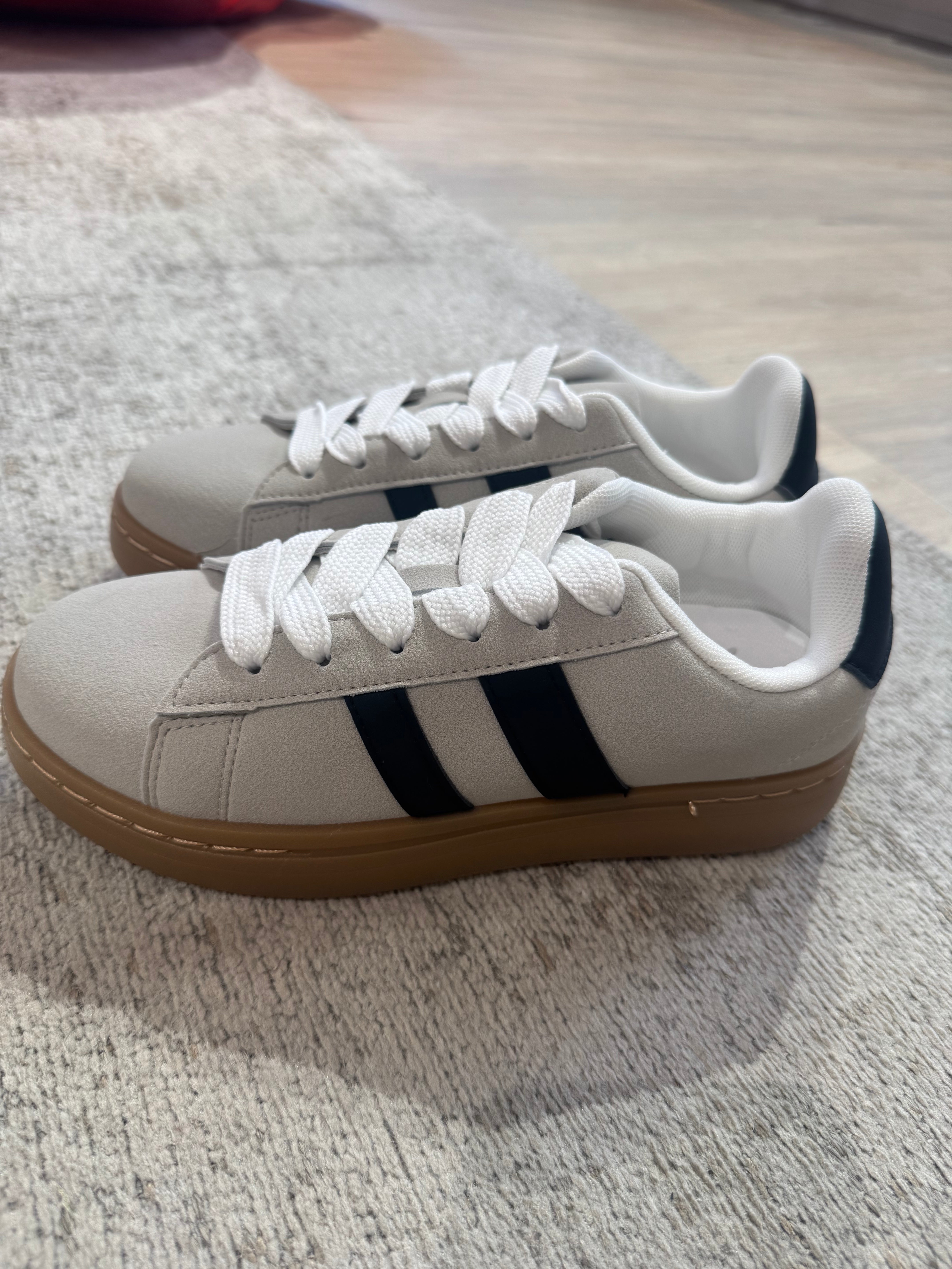 Sneakers effetto scamosciato con bande laterali