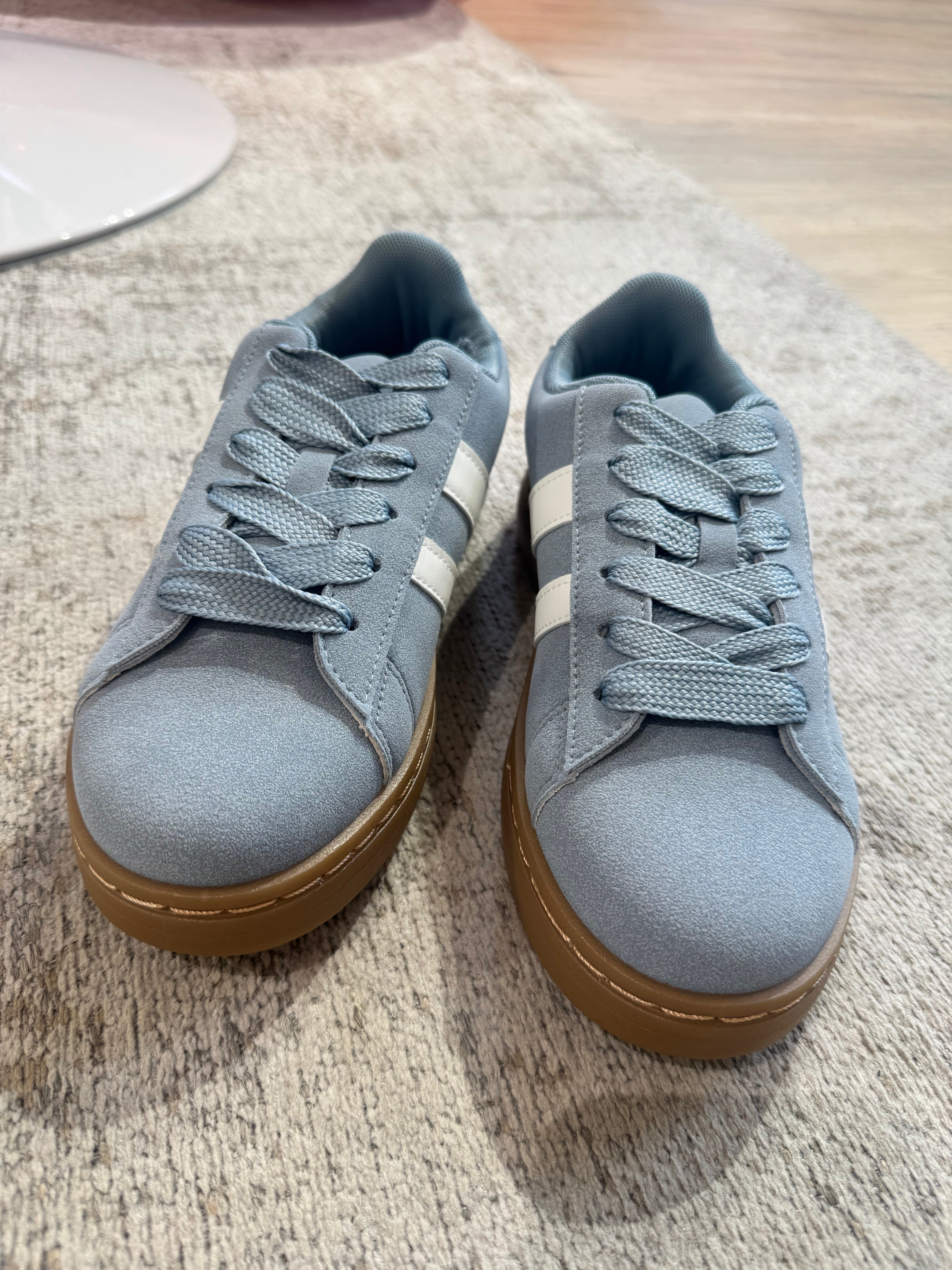 Sneakers effetto scamosciato con bande laterali