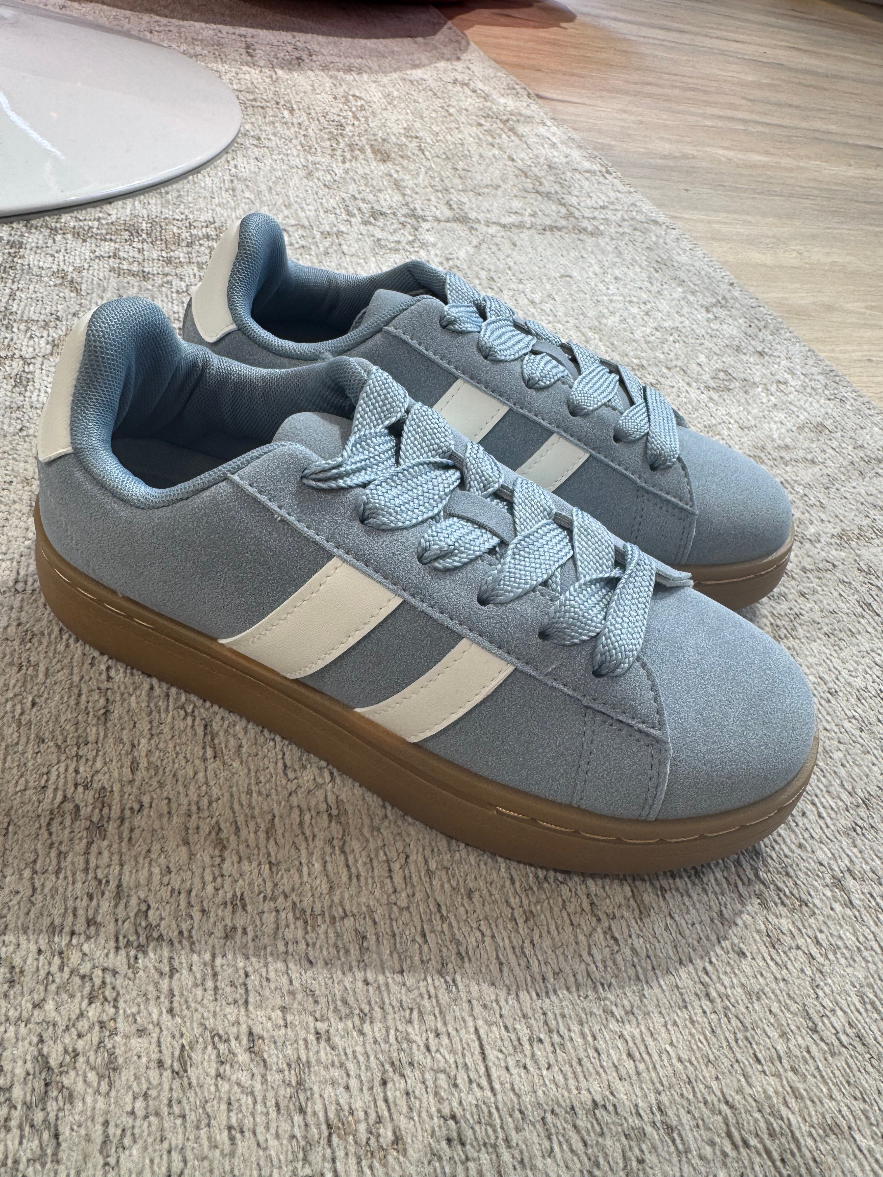 Sneakers effetto scamosciato con bande laterali