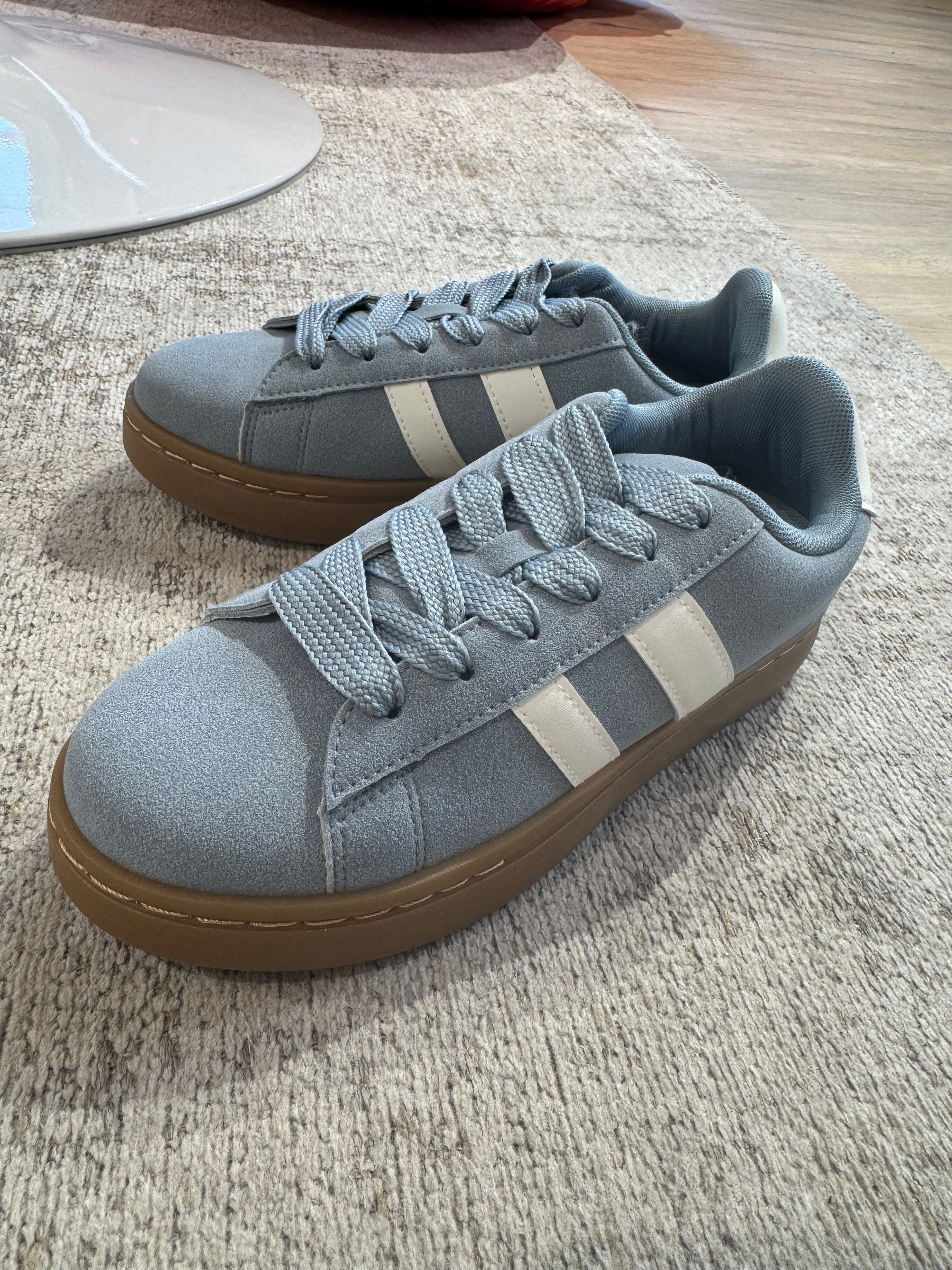 Sneakers effetto scamosciato con bande laterali