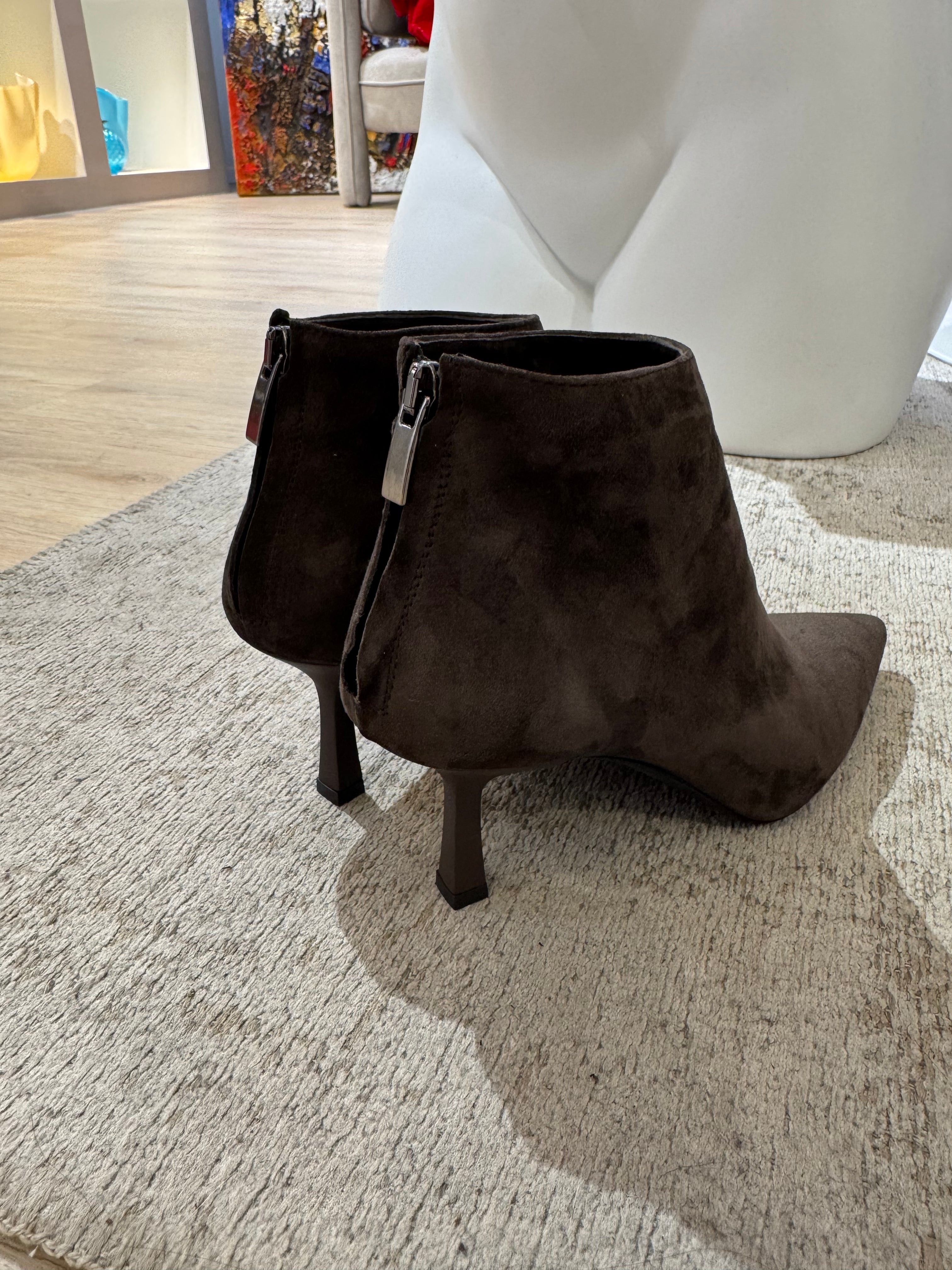 Stivaletto basso a punta con tacco Ovyè vera pelle scamosciata - color TESTA DI MORO