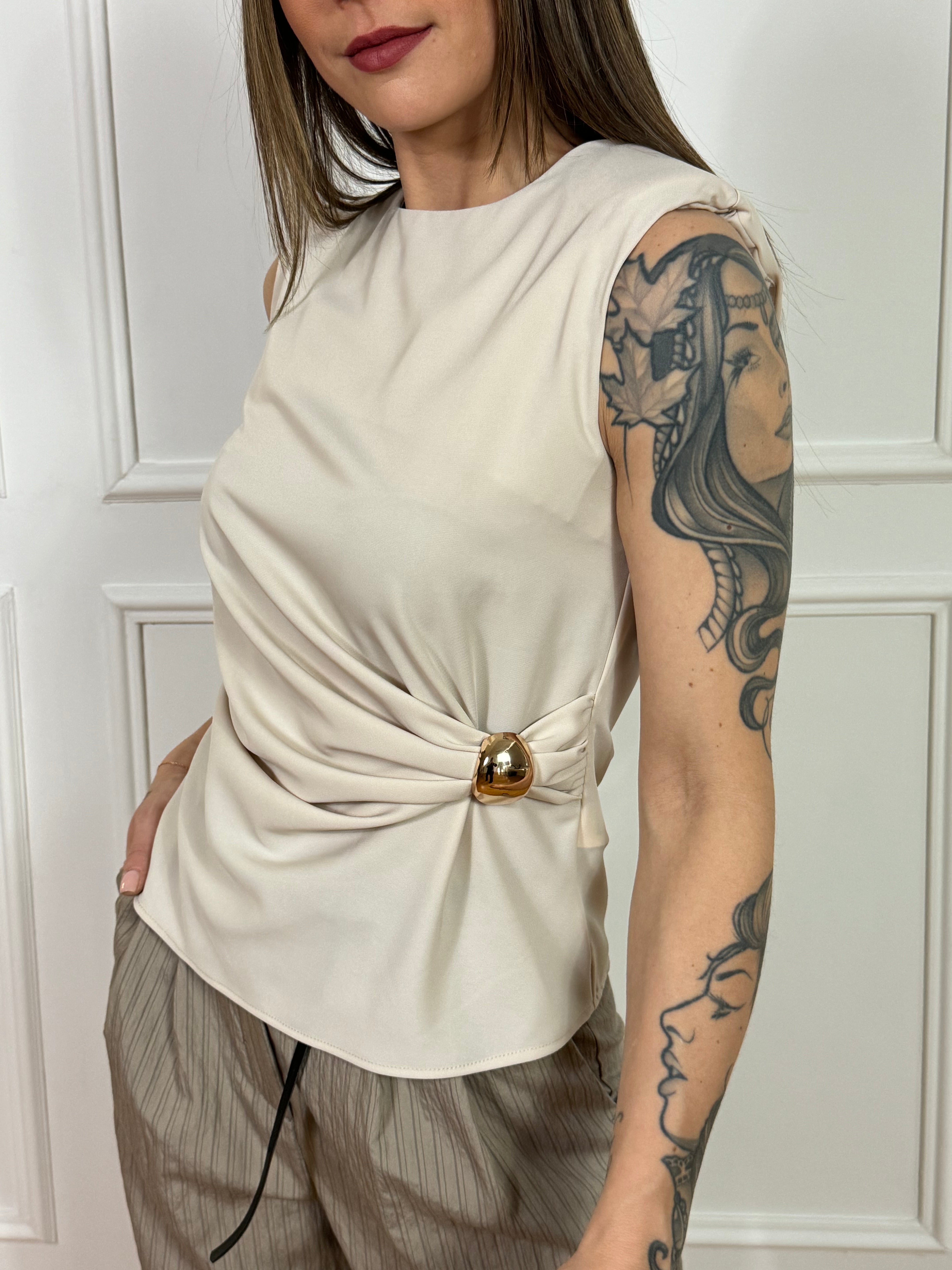 Top Kontatto con drappeggio laterale e fermaglio dorato