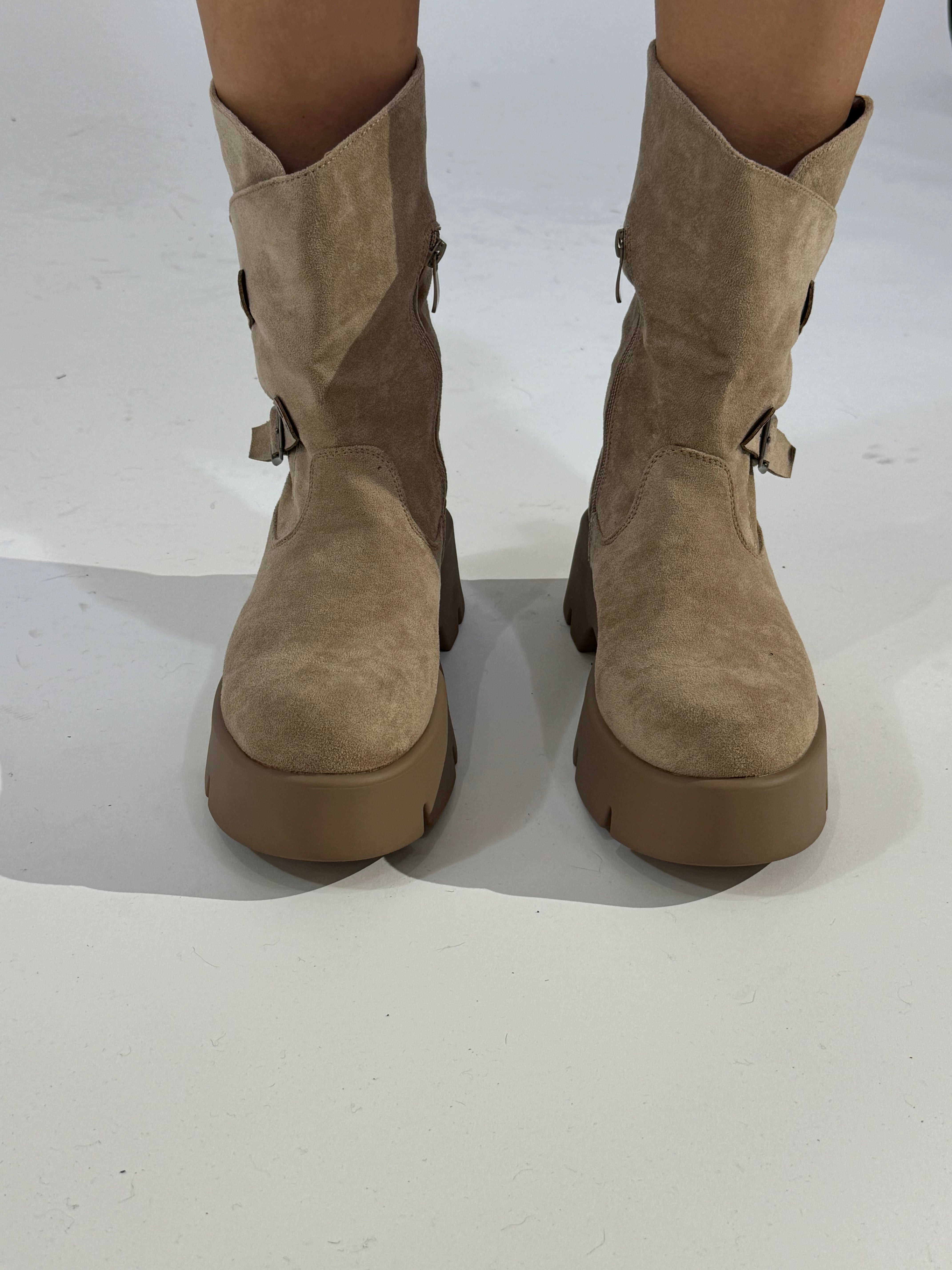 Stivaletto ankle boot scamosciato asimmetrico platform SABBIA