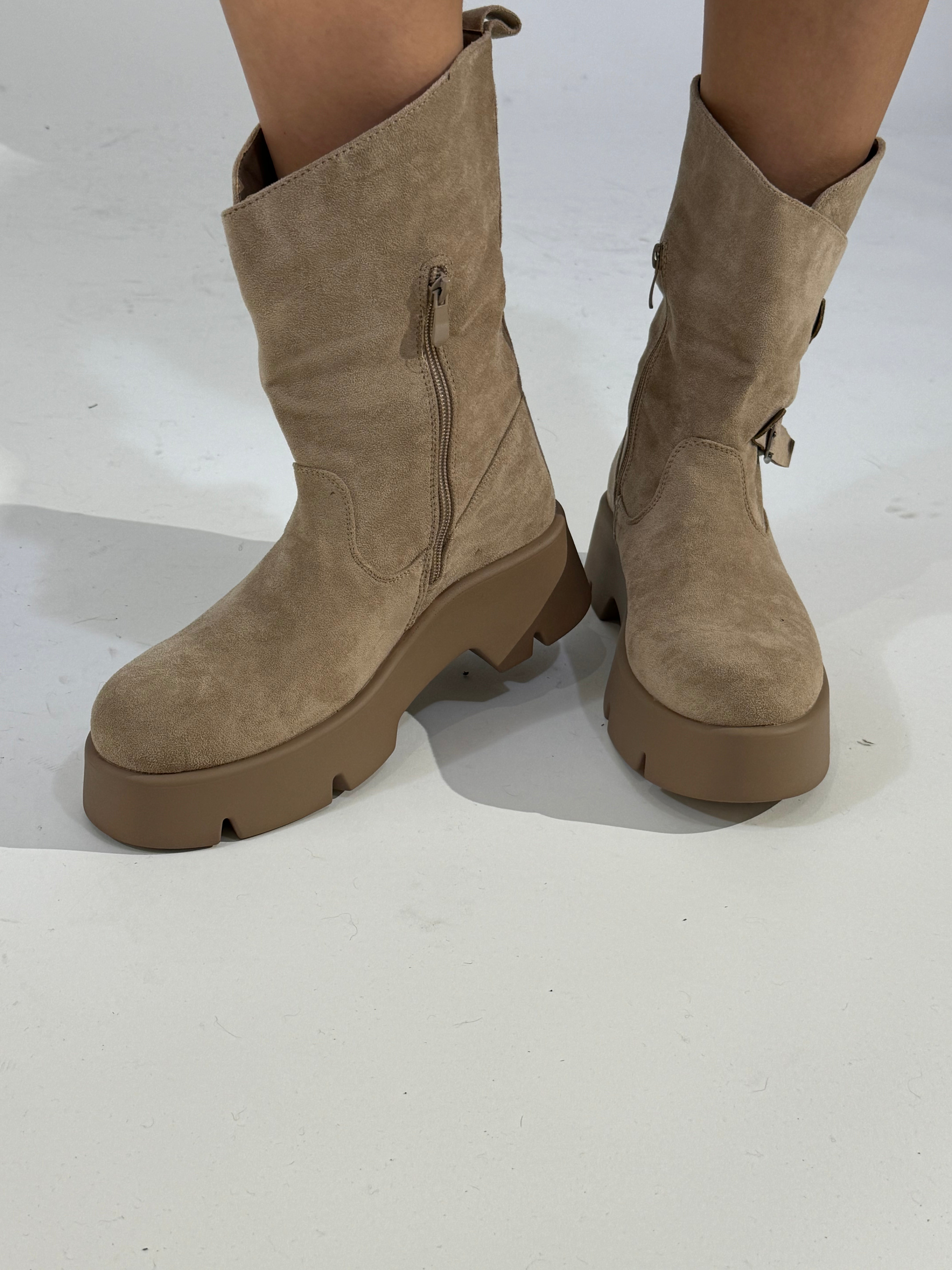 Stivaletto ankle boot scamosciato asimmetrico platform SABBIA