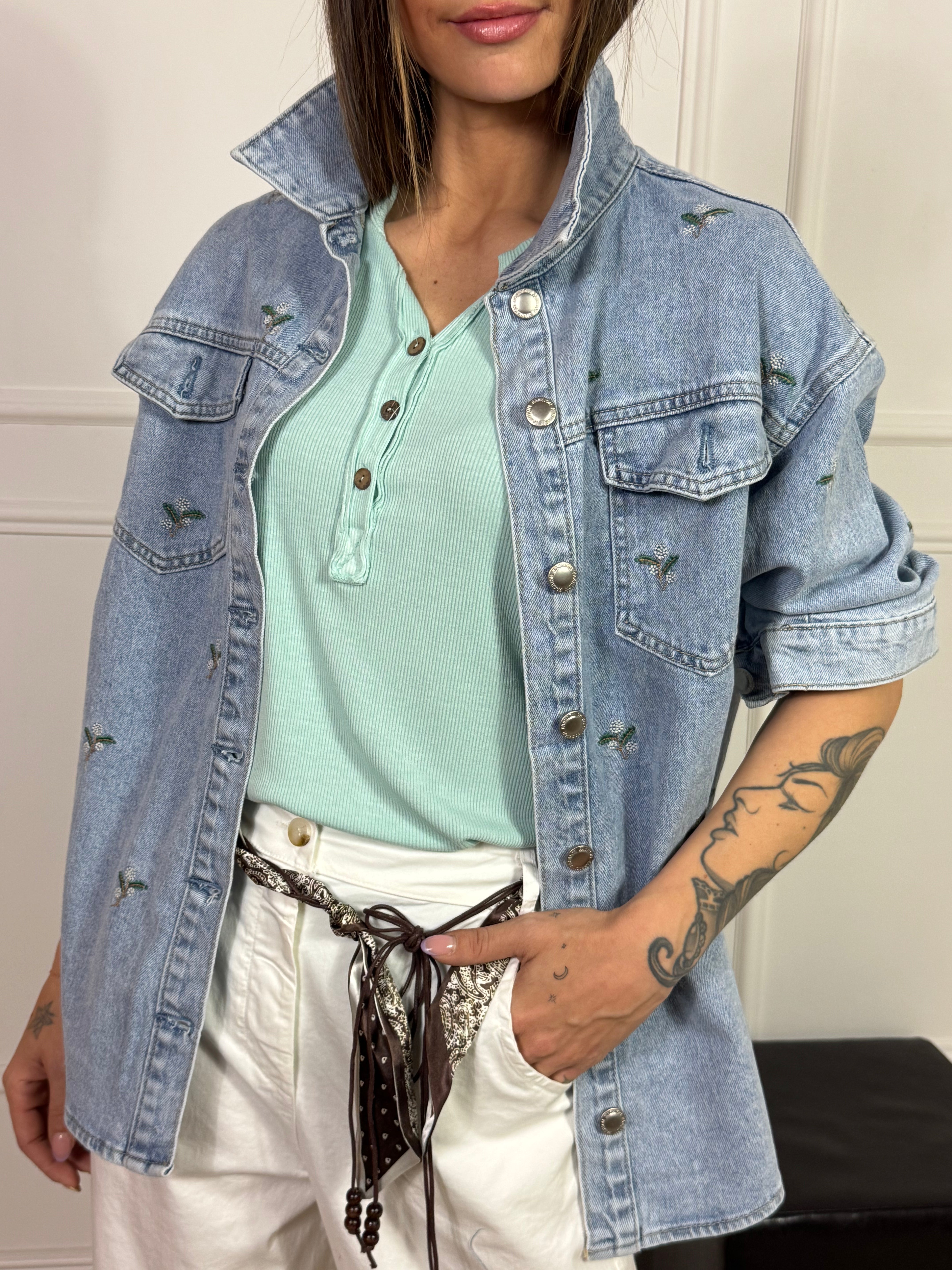 Giacca di jeans AZZURRA DENIM lunga Victoria ILMH ricamo FIORI BIANCHI
