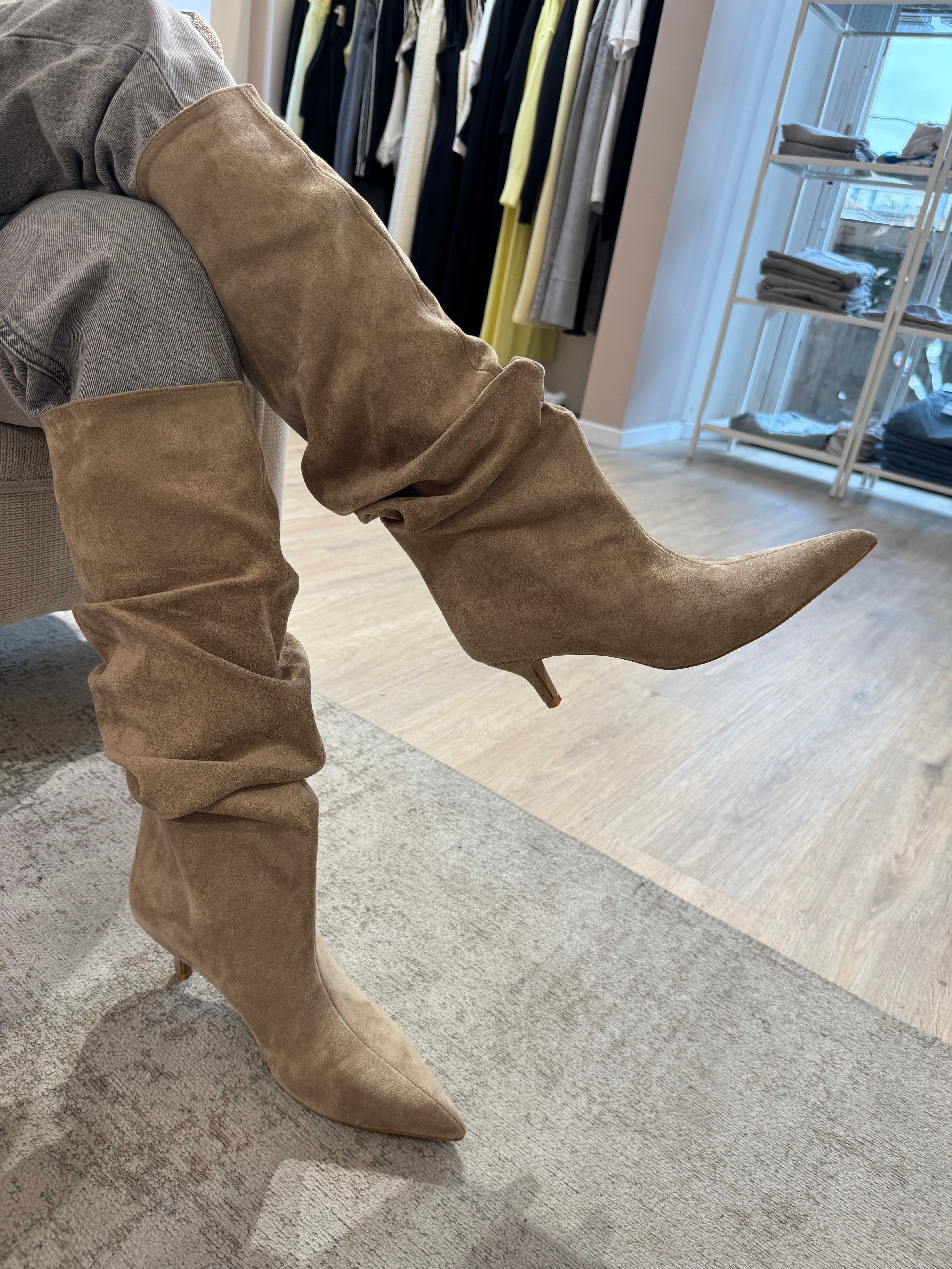 Stivale alto scamosciato pointy-toe con gambale morbido