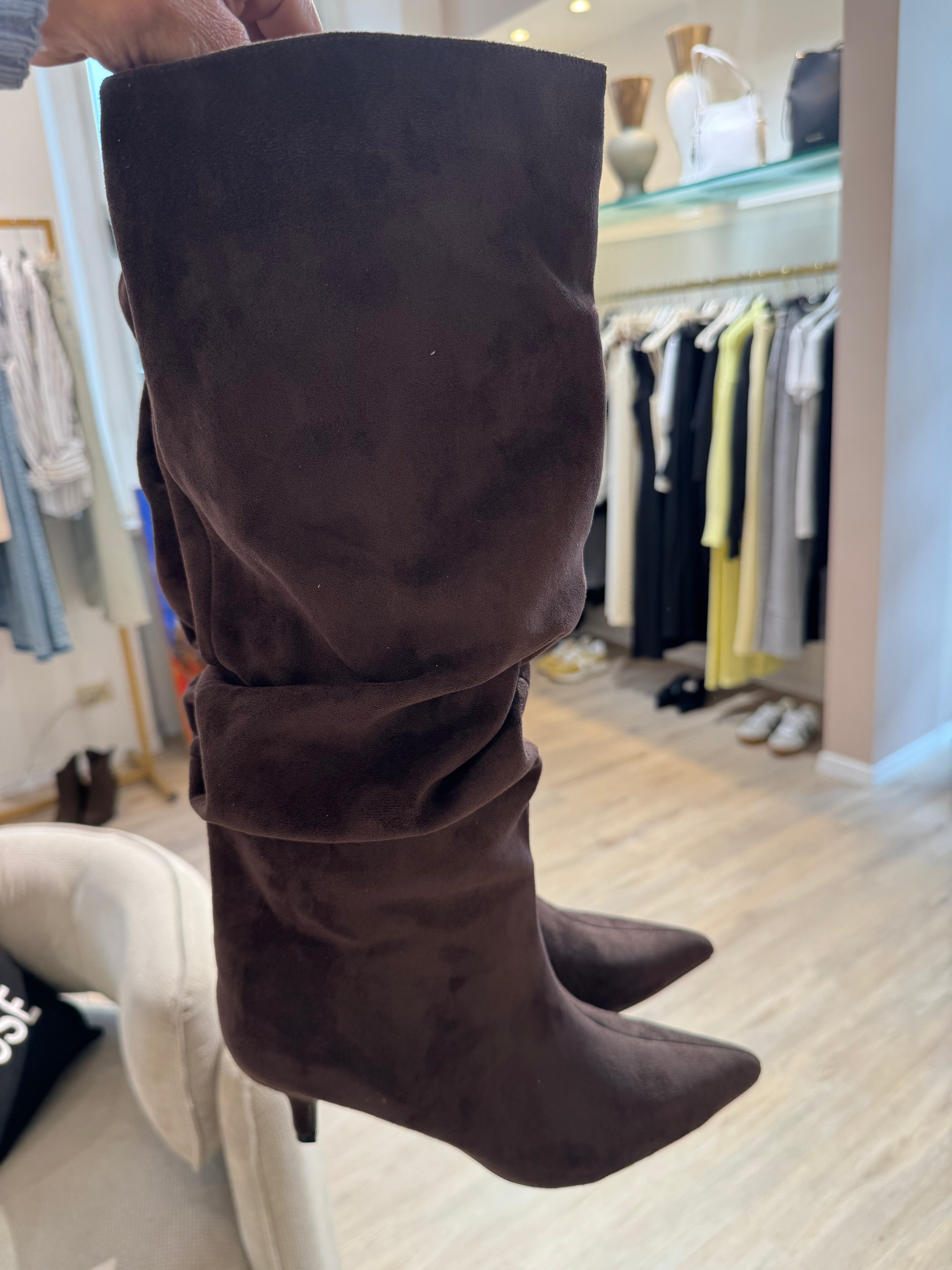 Stivale alto scamosciato pointy-toe con gambale morbido