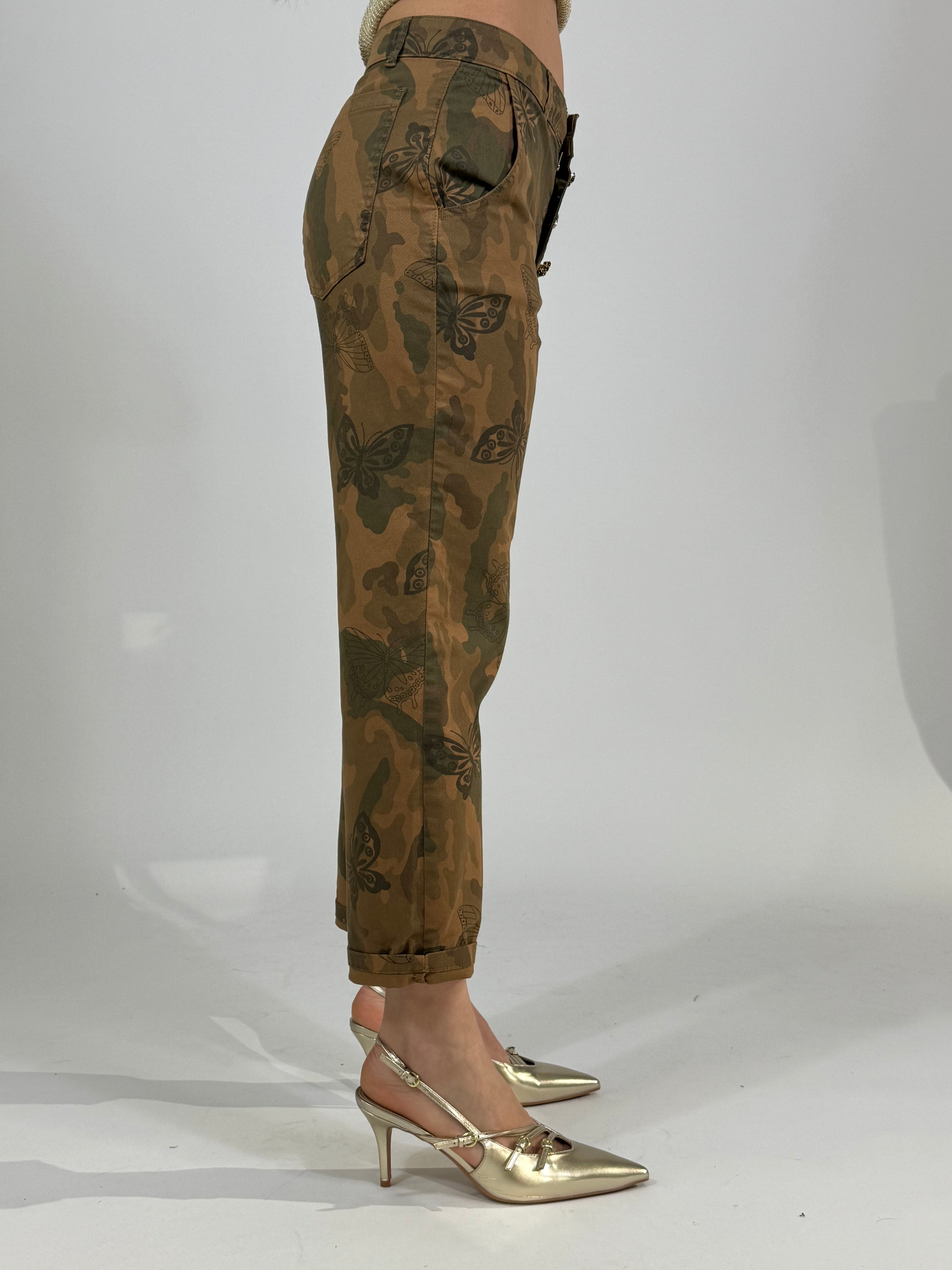 Pantalone modello mom-fit Kikisix a fantasia mimetica e farfalle con applicazioni gioiello