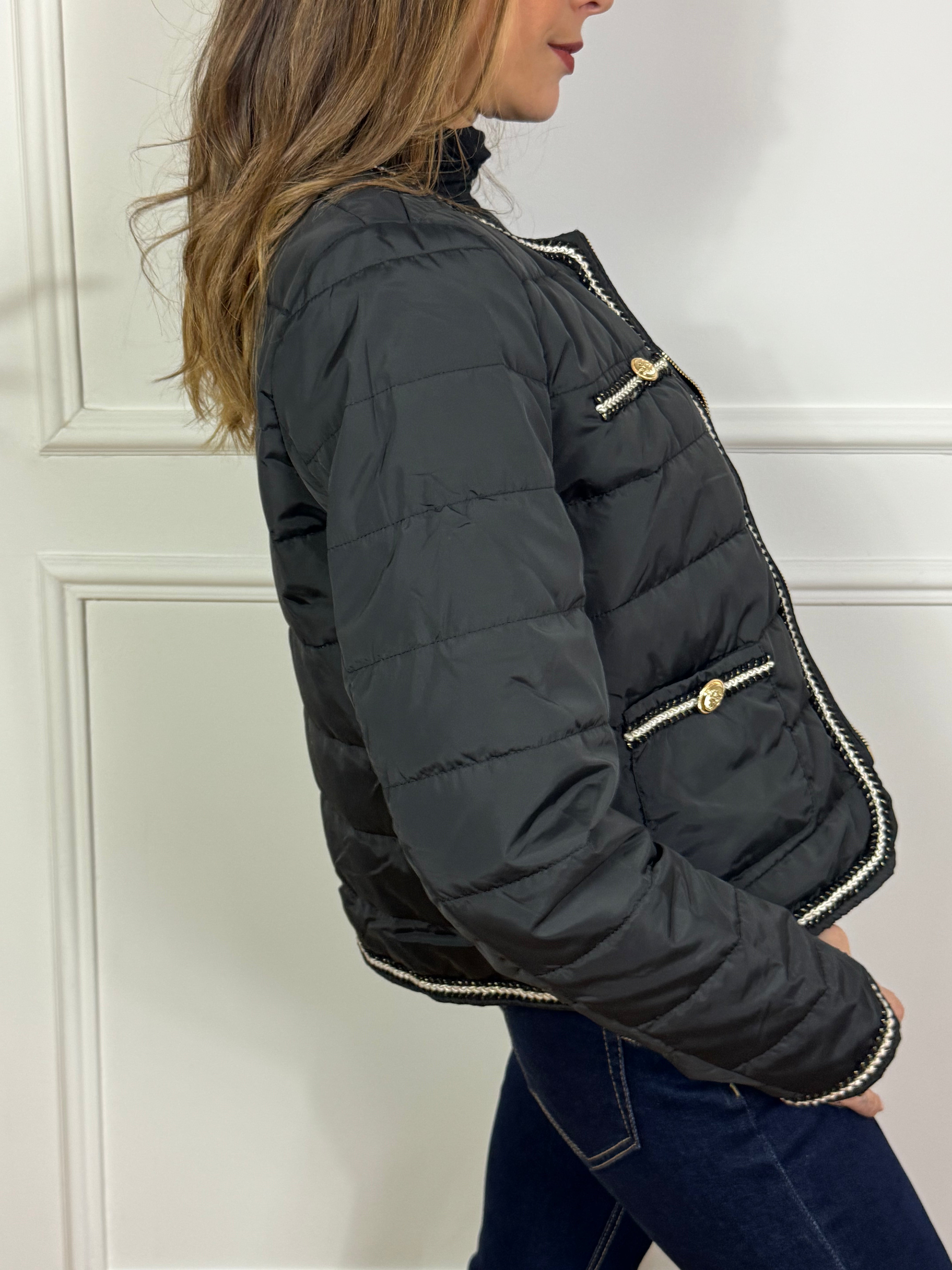 Giacca Victoria ILMH con bordi ricamati e bottoni oro