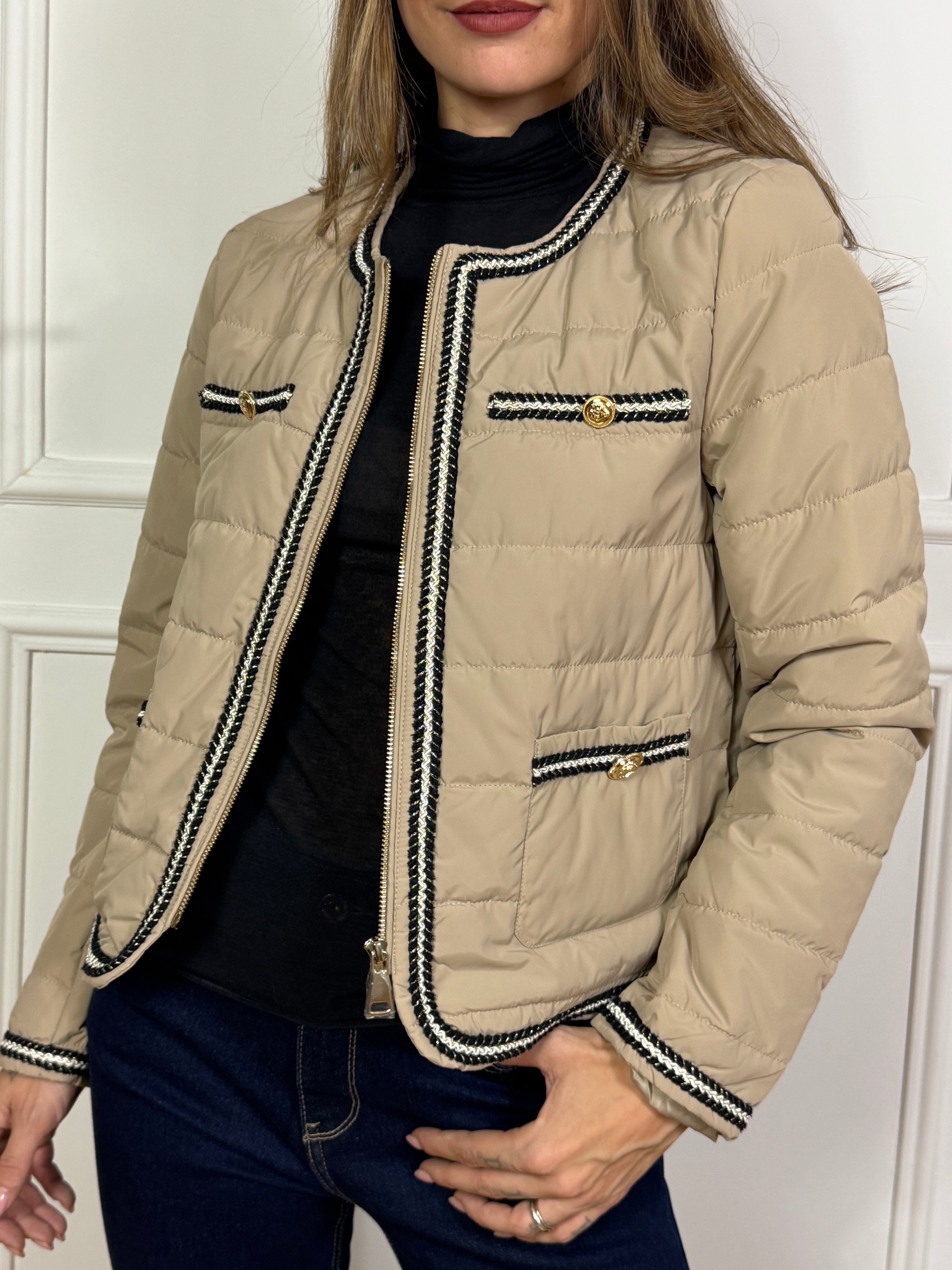 Giacca Victoria ILMH con bordi ricamati e bottoni oro