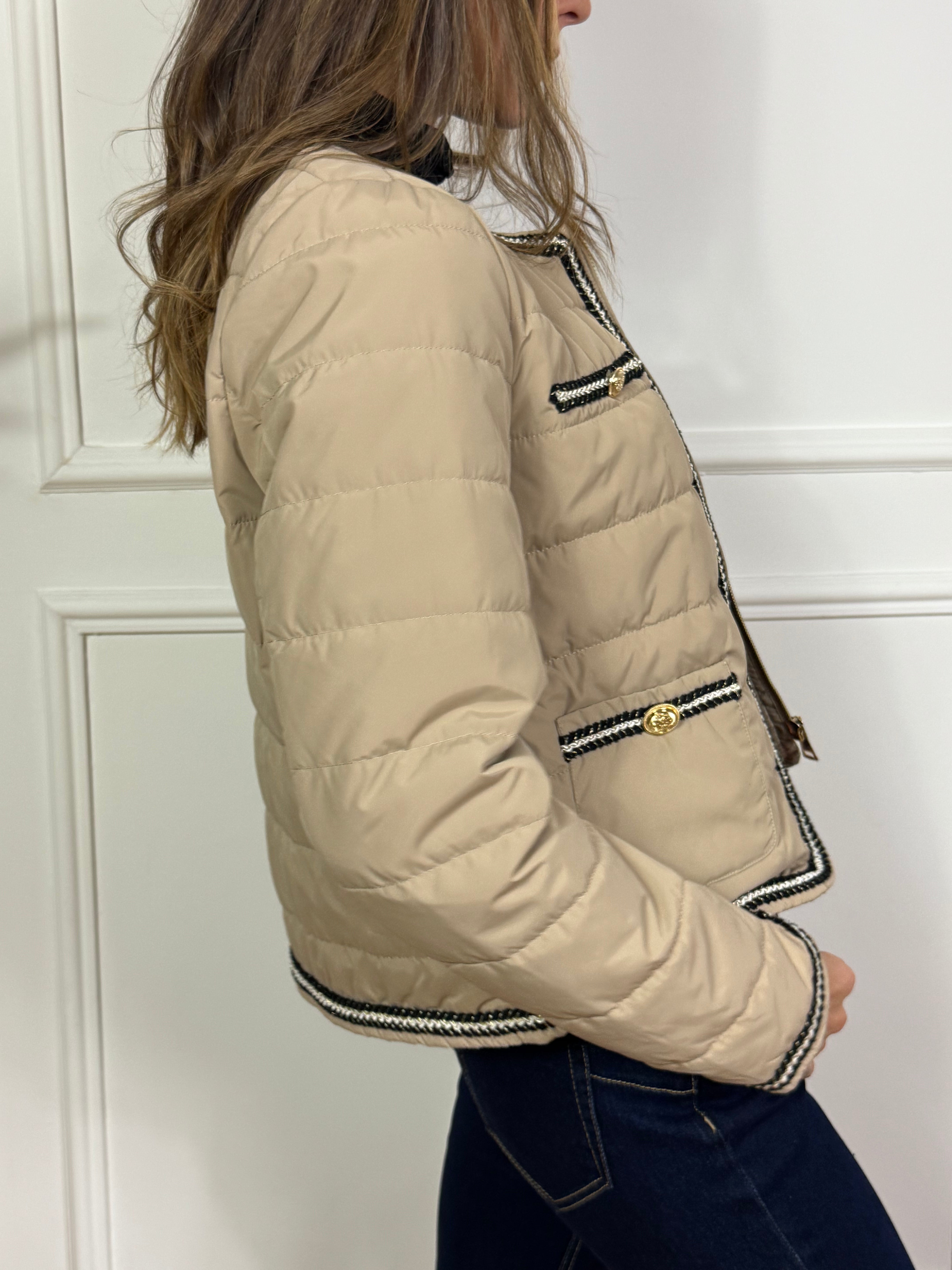 Giacca Victoria ILMH con bordi ricamati e bottoni oro