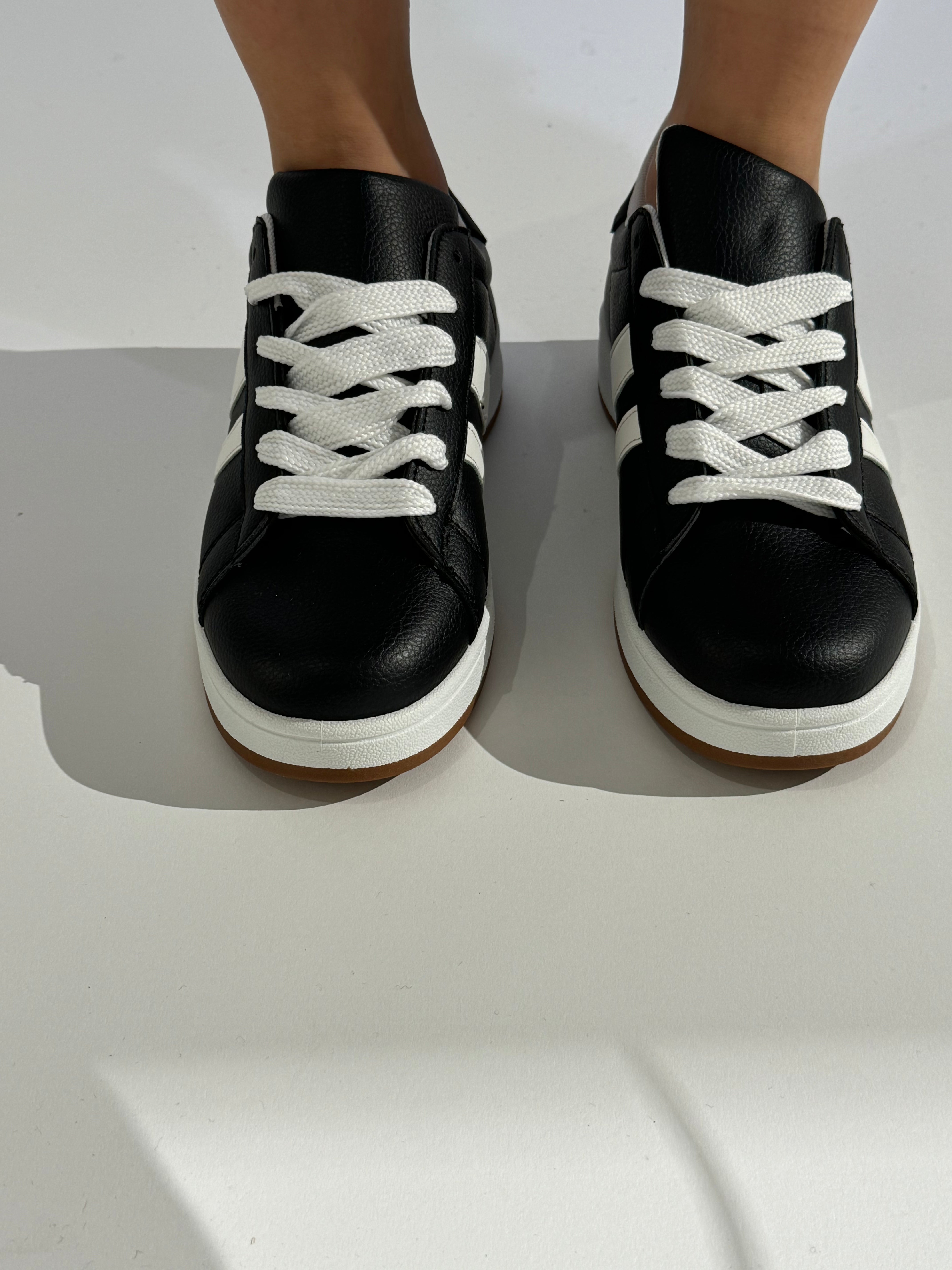 Sneakers con bande laterali LARGHE DIVERSE