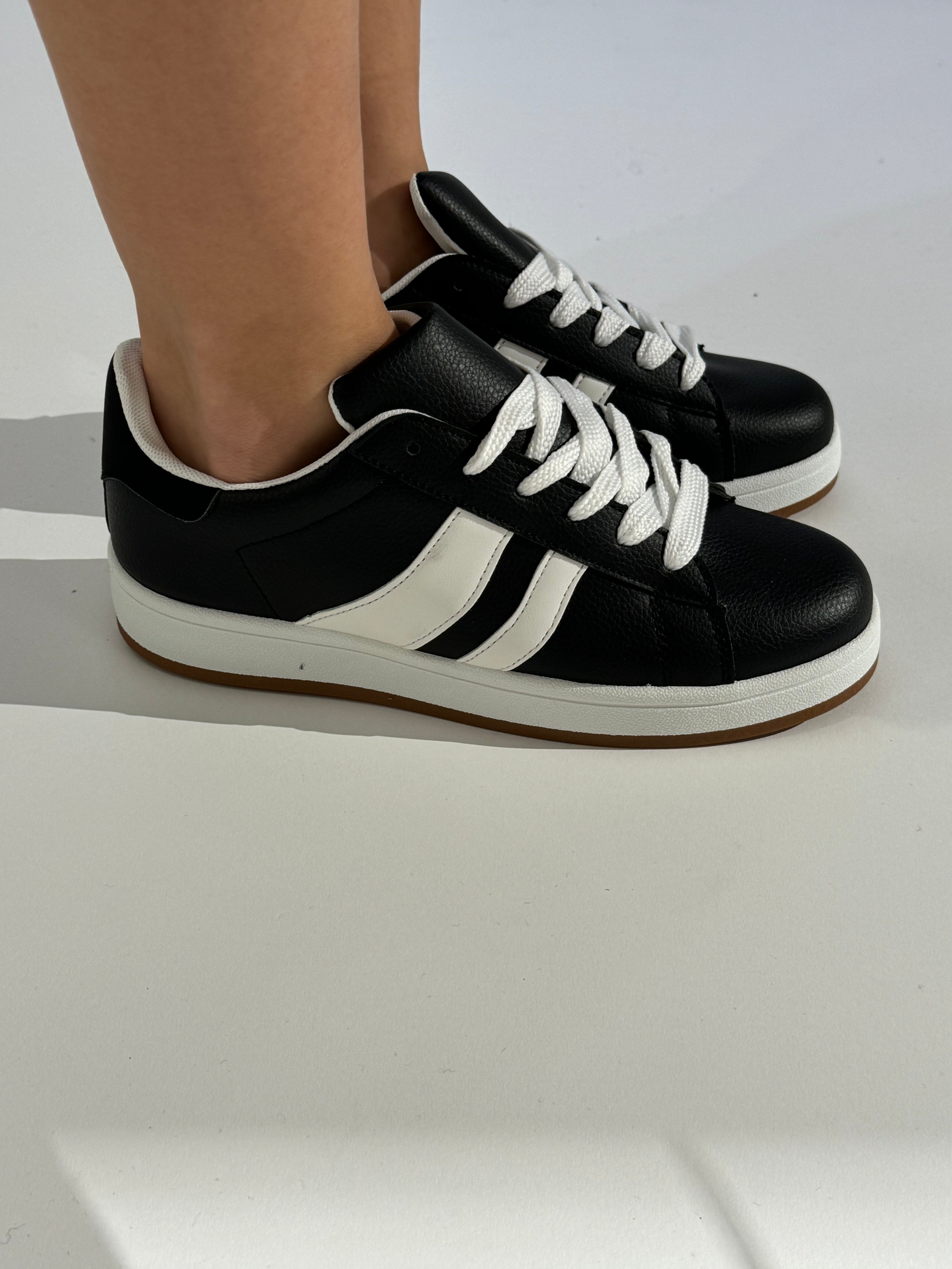 Sneakers con bande laterali LARGHE DIVERSE